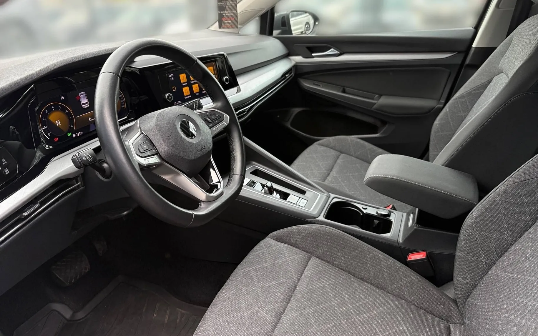 Notranja slika - Volkswagen Golf - Life 1.0 eTSI DSG - 7