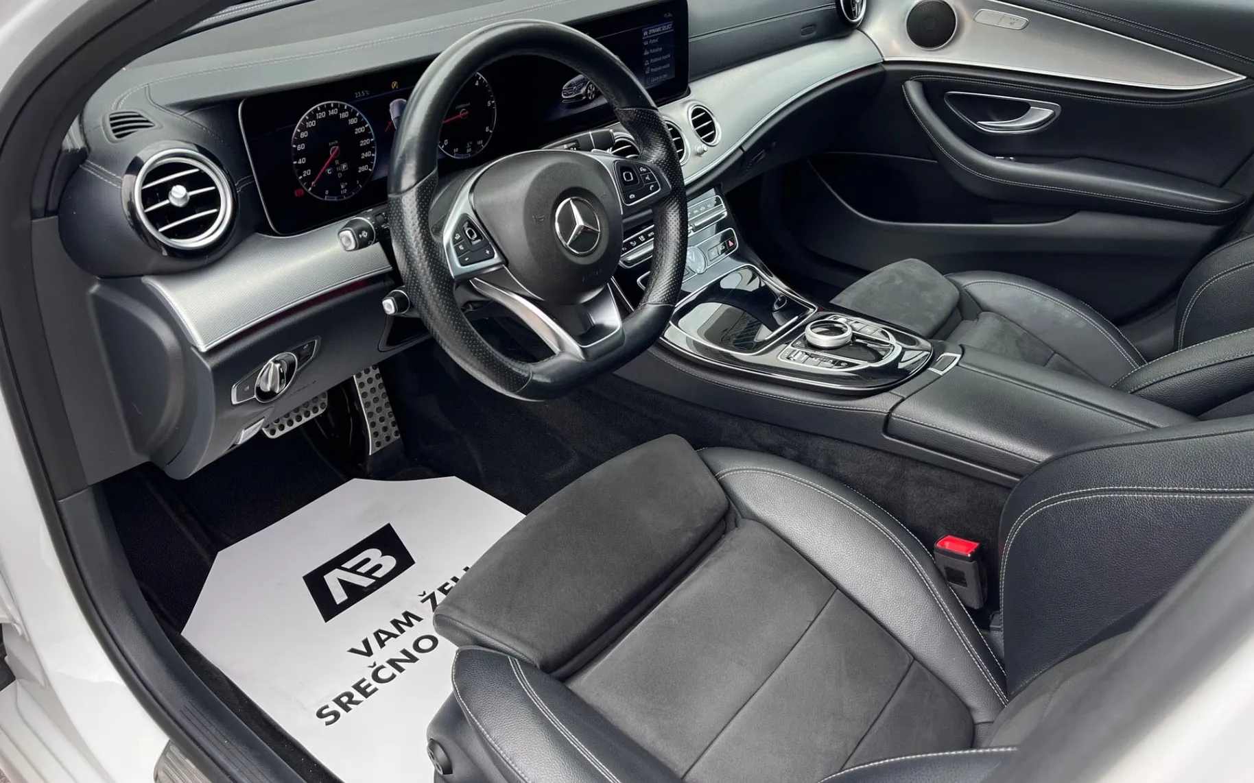 Notranja slika - Mercedes-Benz E-Razred - 220d+AMG+LED+F1+R.KAMERA+AMBI+ALU 20 - 10