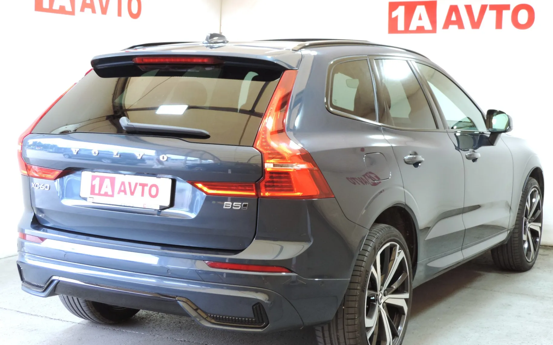 Zunanja slika - Volvo XC60 - B5P AWD Ultimate Dark Avt. LED-KAMERE 360-PANORAMA - 5