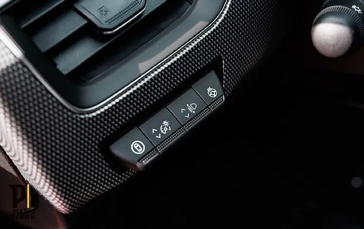 Zunanja slika - Renault Mégane Conquest - Megane Conquest 1.3 TCE 140 TECHNO EDC + ZIMSKE GUME + VINJETA - 16