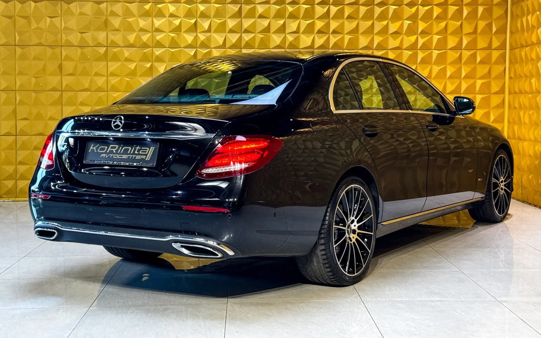 Notranja slika - Mercedes-Benz E-Razred - E 220 d AUT.-VIRTUAL-KAMERA-AMBI-HARMAN-GRETJE - 11