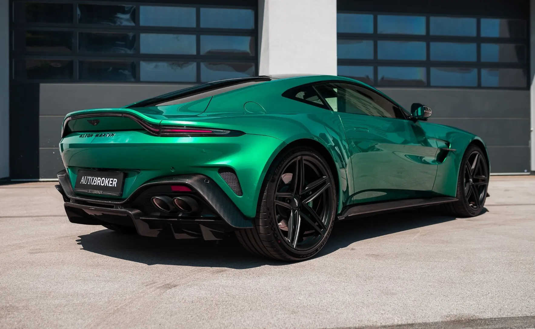 Zunanja slika - Aston Martin Vantage - PERFORMANCE PODIUM GREEN KARBON BOWERS WILKINS - 5