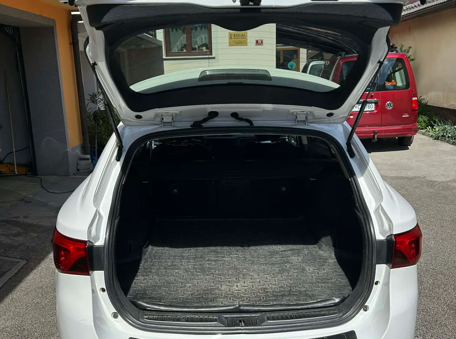 Notranja slika - Toyota Avensis - Wagon 2,0 D-4D Sol - 7