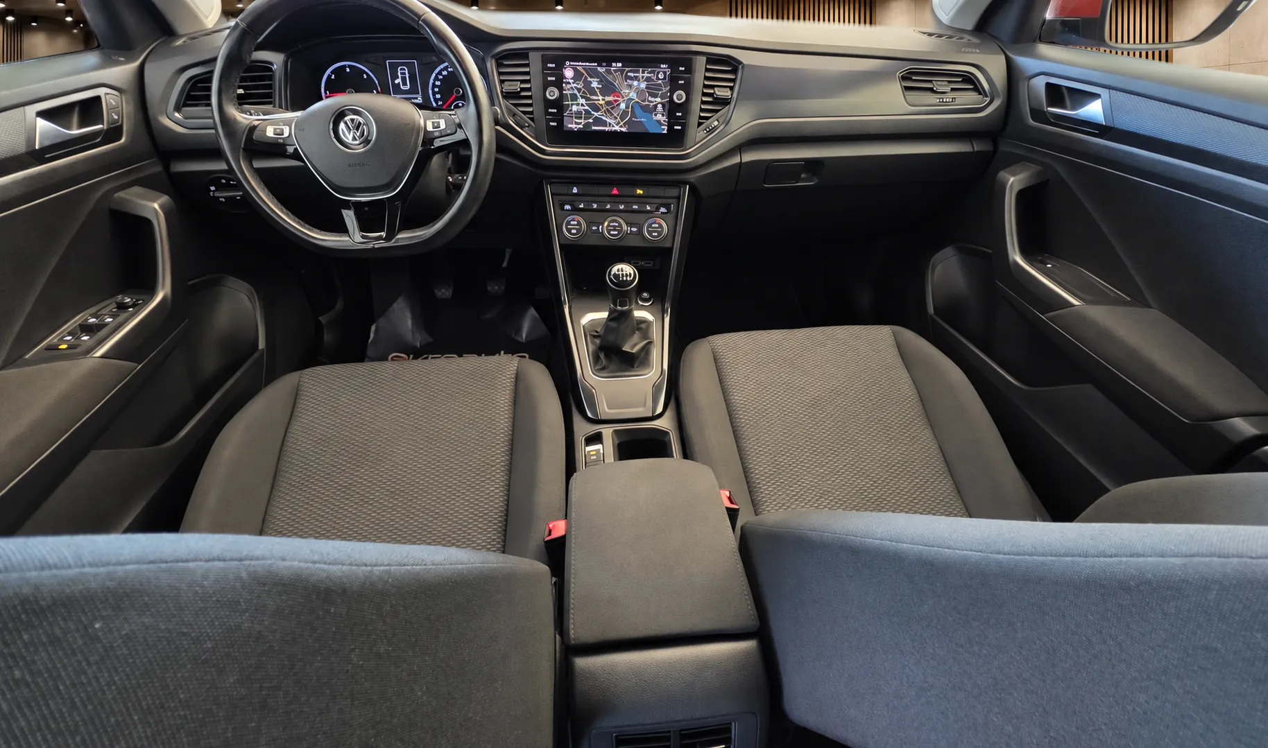 Notranja slika - Volkswagen T-Roc - 1.6 TDI BMT Style Dod.zimske gume na platiščih - 14