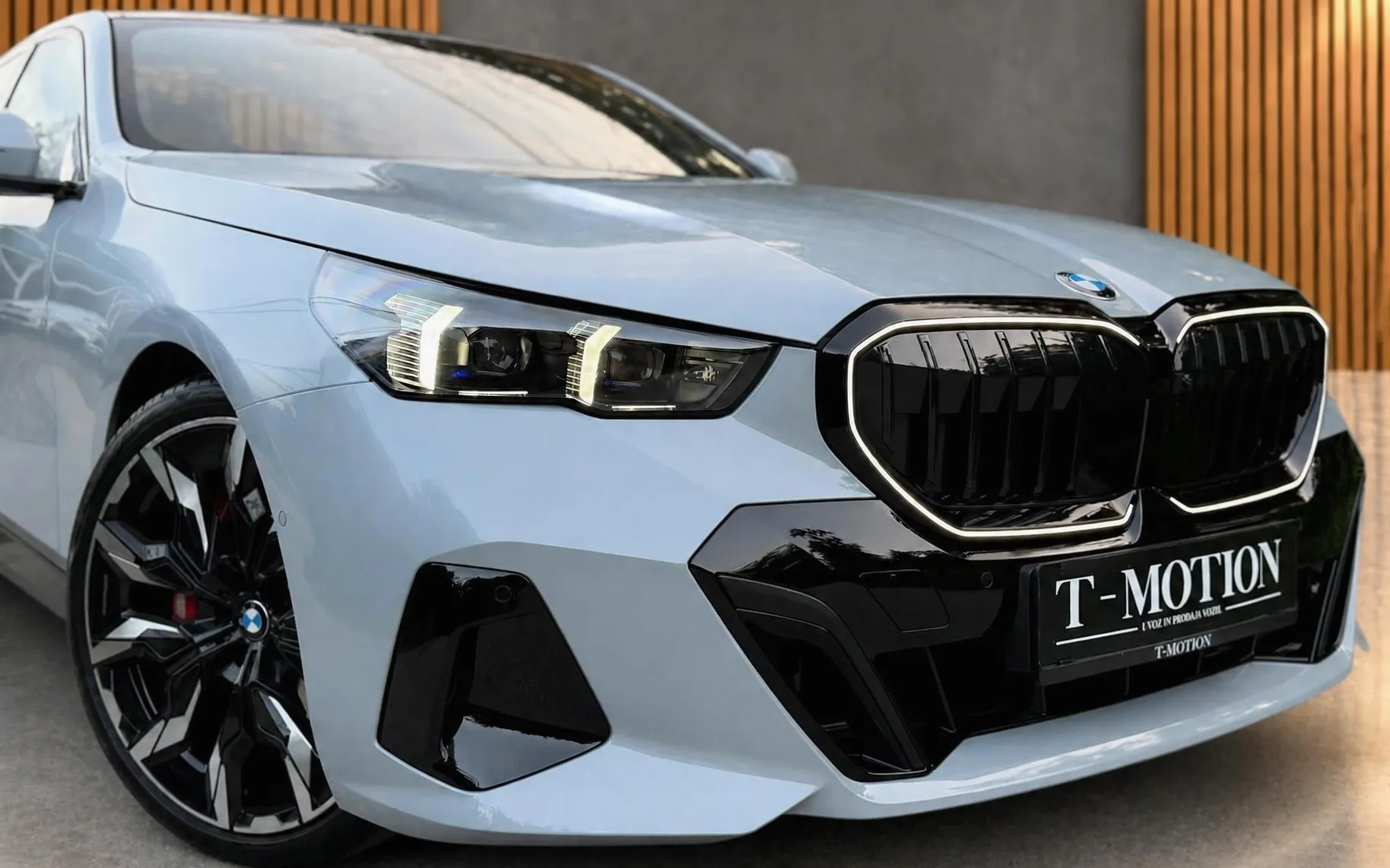 Notranja slika - BMW serija 5: - 540d xDrive|SALONSKI|Iconic|AV|Pano|ACC|B W| - 10