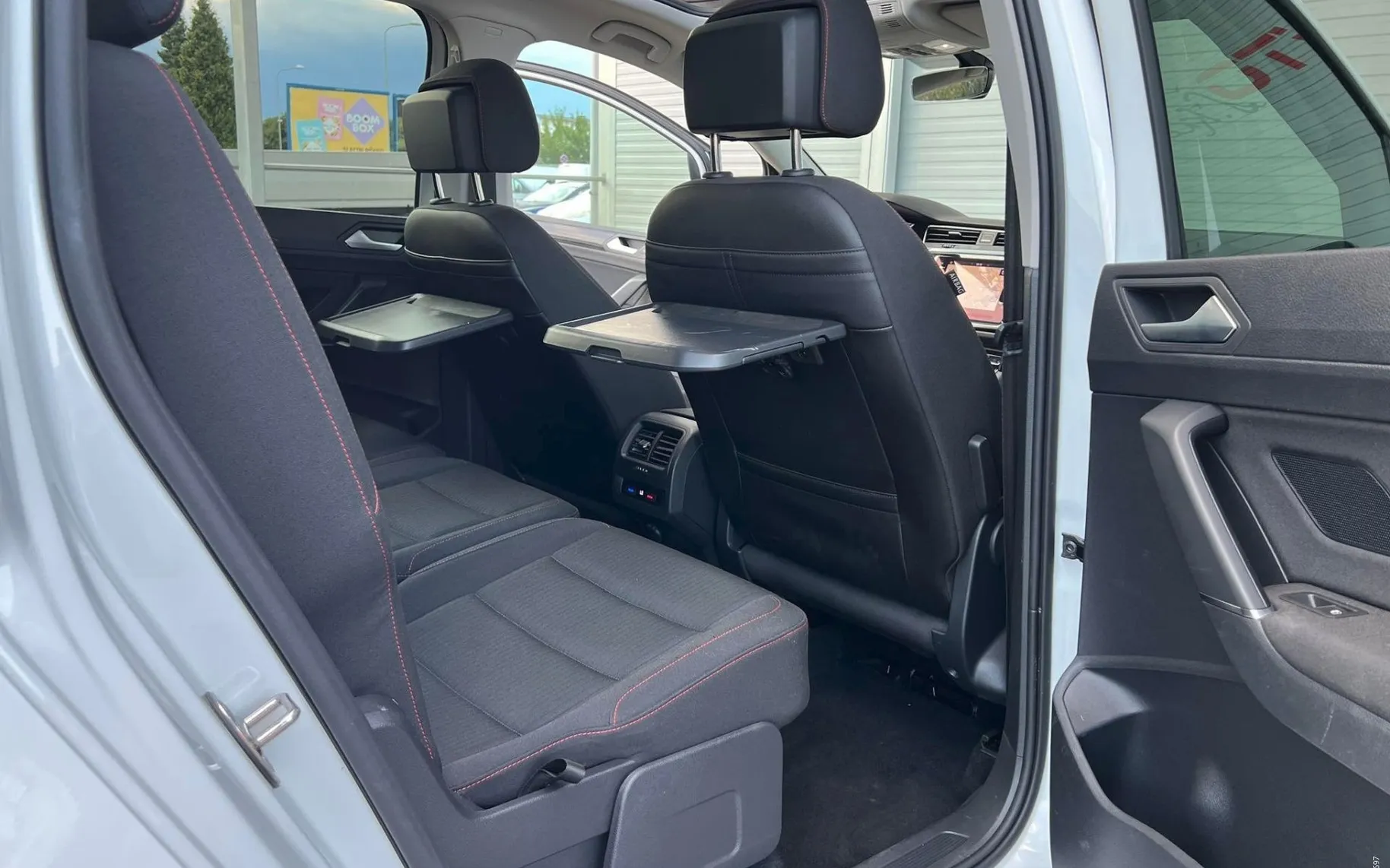 Notranja slika - VW Touran - 2.0 TDI-R-LINE-BI-XENON-LED-PANORAMA-NAVI-PDC-... - 11