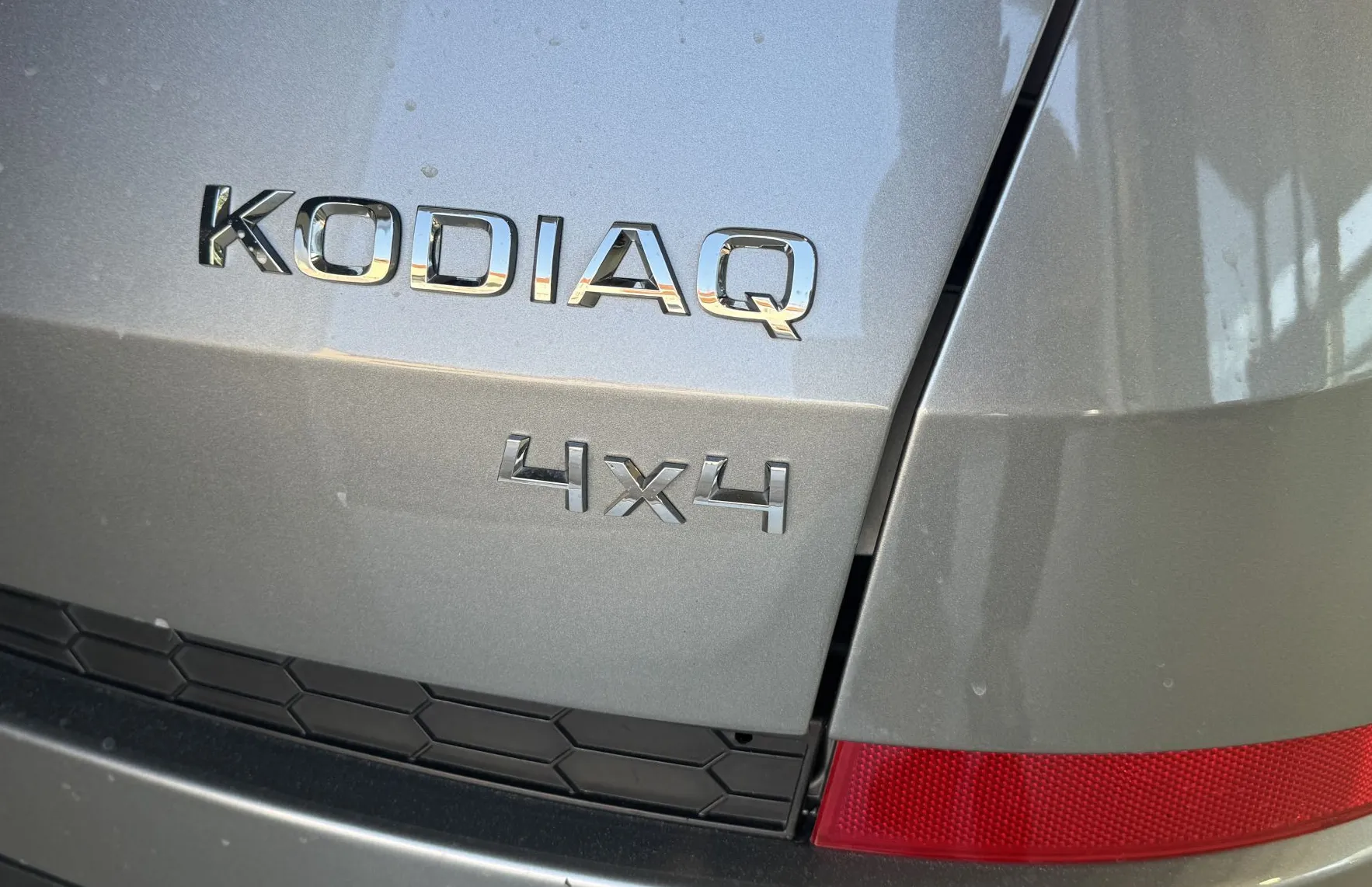 Zunanja slika - Škoda Kodiaq - 1.LASTNIK-SLO-4X4-DSG-LED-RADAR-KEYLES GO-GRETJE S - 8