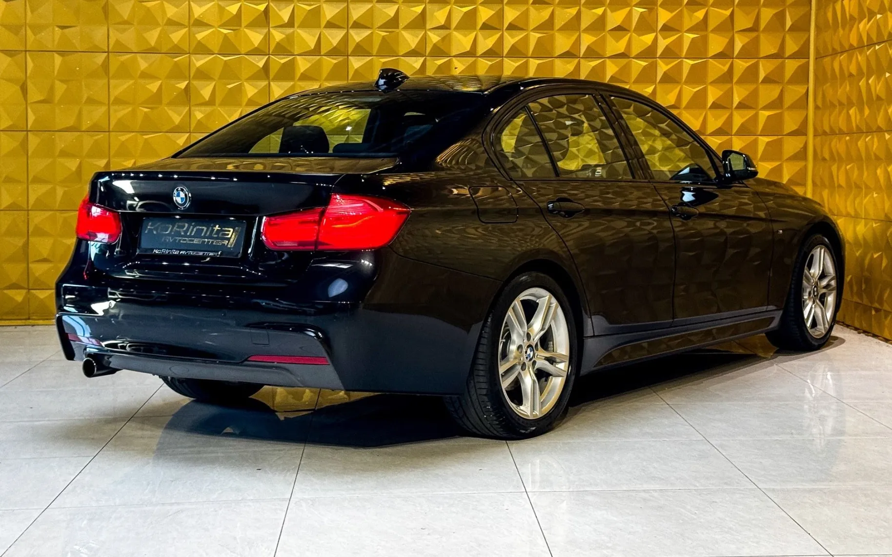 Notranja slika - BMW serija 3: - 316d M Sport - NAV-TEMP-ALCANTARA-GRETJE SEDEŽEV - 11