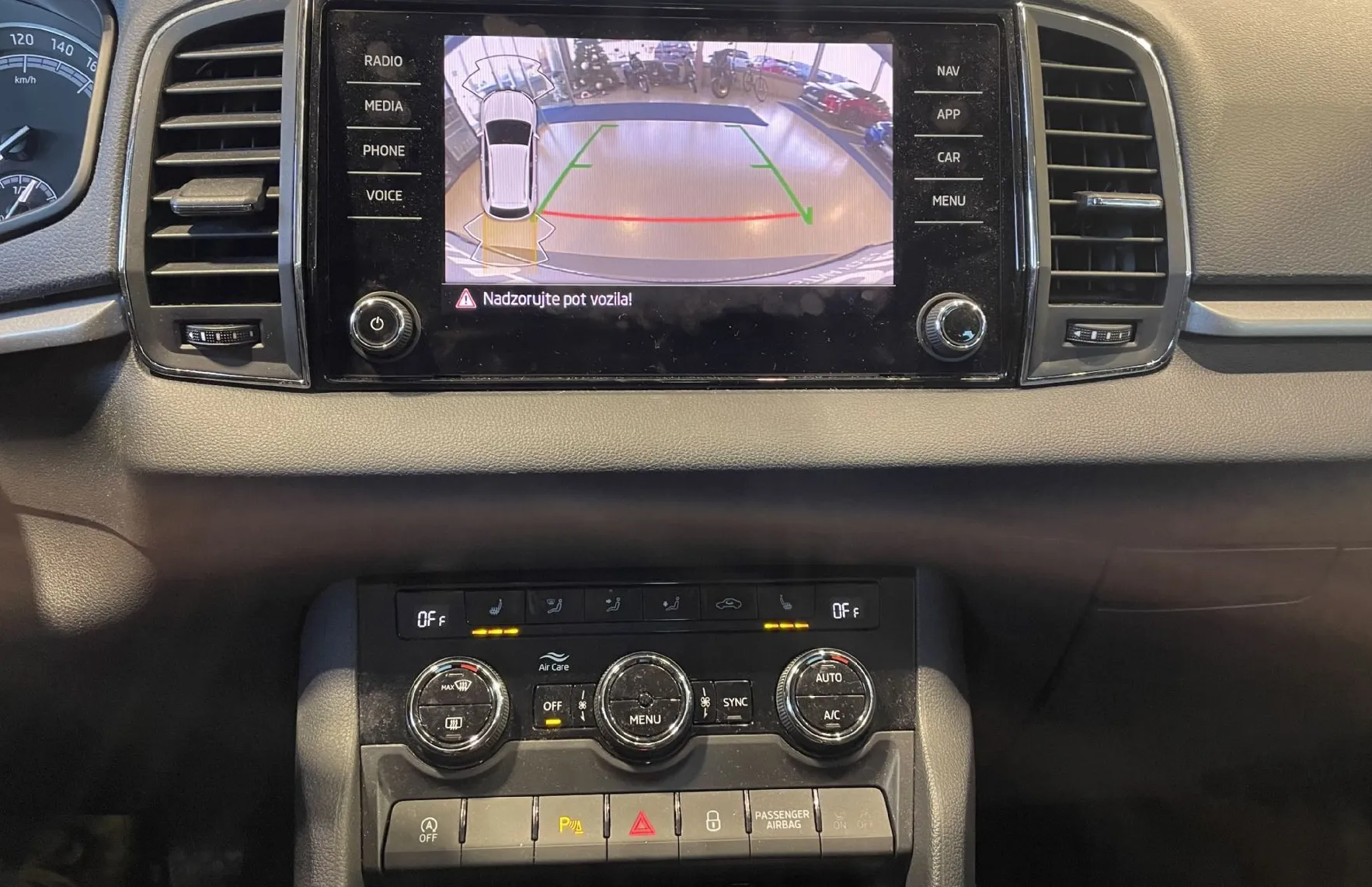 Zunanja slika - Škoda Karoq - 1.LASTNIK-SLO-KEYLESS-KAMERA-RADAR-ALU - 9