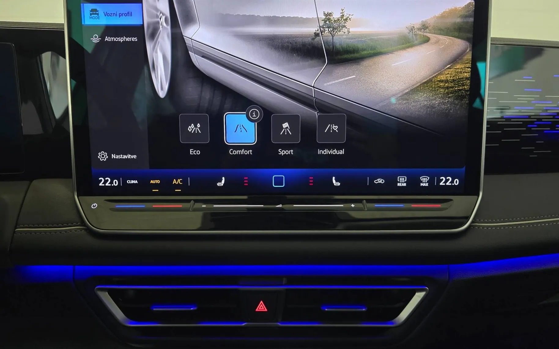 Notranja slika - Volkswagen Tiguan - 2.0 TDI Elegance DSG - LED Plus.alcantara.kamera - 13