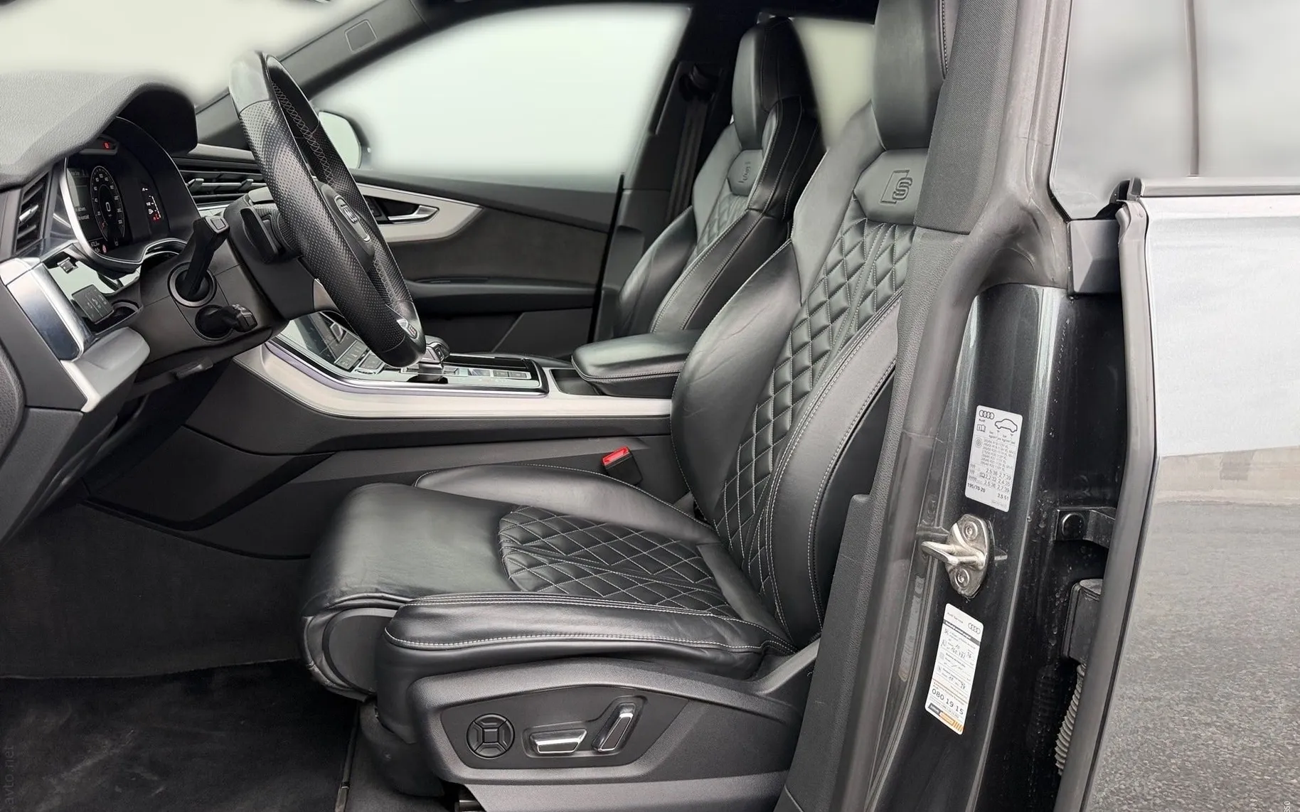 Notranja slika - Audi Q8 - 50 TDI Quattro-S Line-Zračno-22 COL-360kamera-Navi - 7