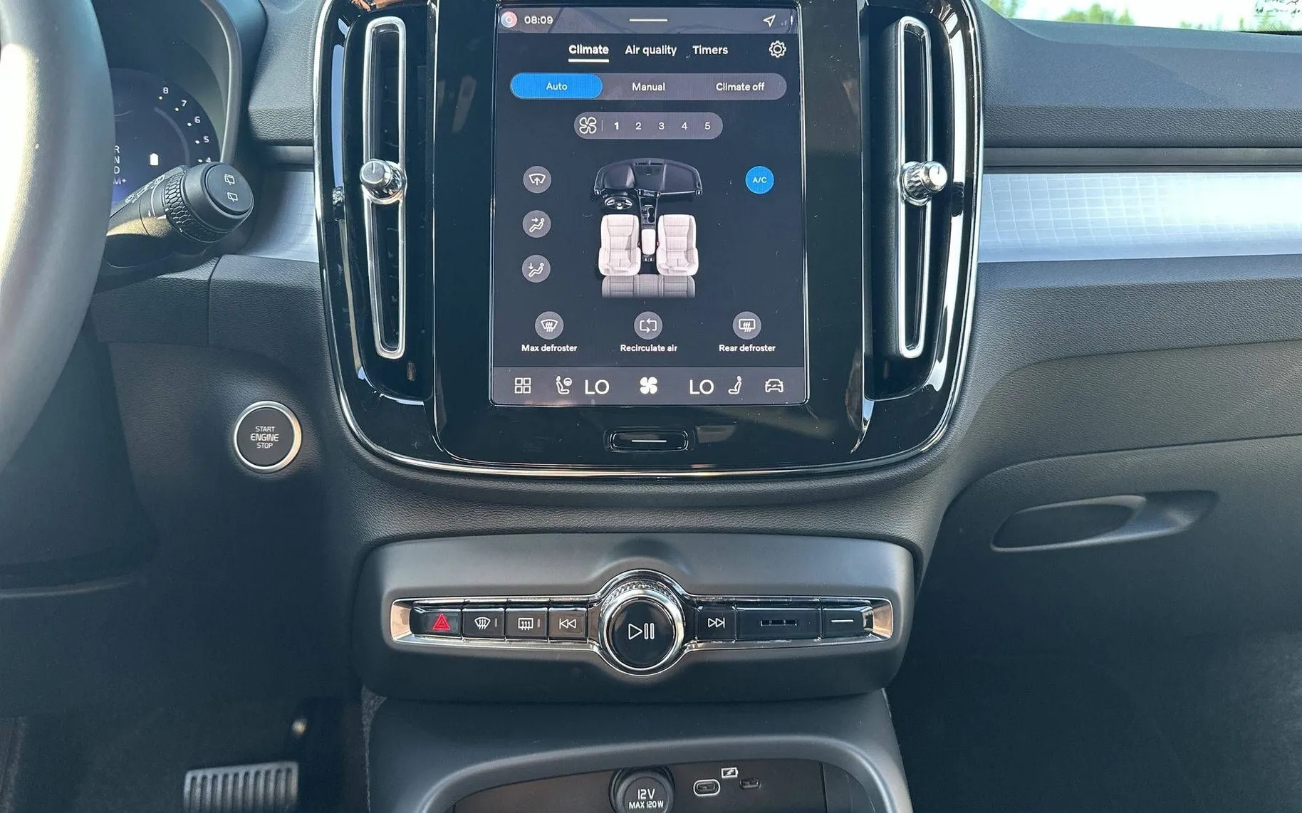 Notranja slika - Volvo XC40 - B3 P Plus Dark AT DCT 3 leta garancije + 3 servi.. - 18
