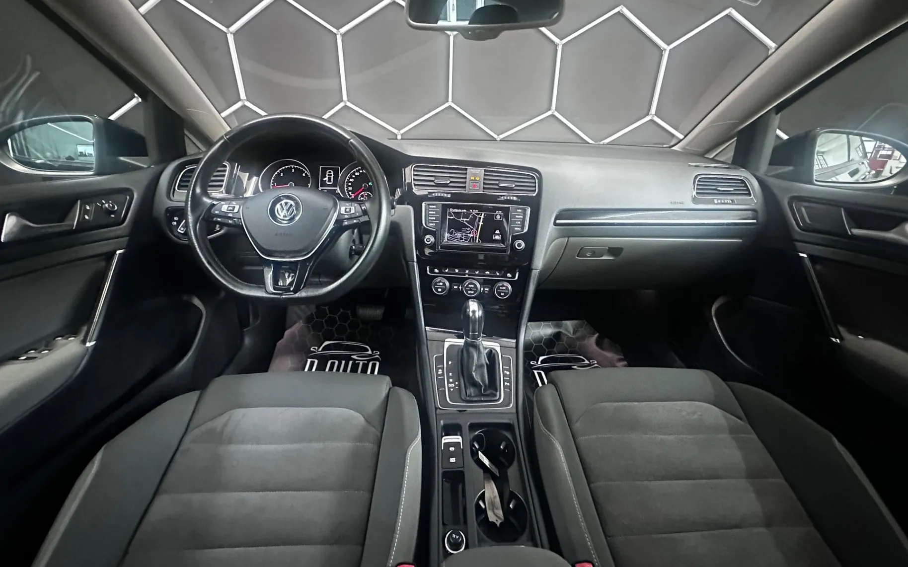 Notranja slika - Volkswagen Golf - 2.0 TDI BMT Highline DSG+NAVI+PDC+GRETJE SEDEZEV.. - 14