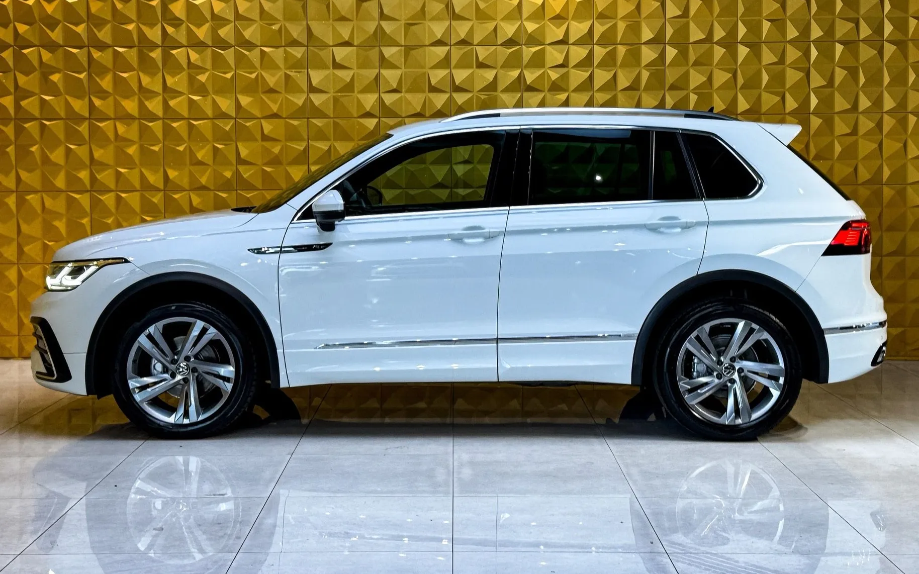 Zunanja slika - Volkswagen Tiguan - 2.0 TDI 4MOT-R Line-iQ LED-HEADUP-VIRTUAL-KEYLESS - 5