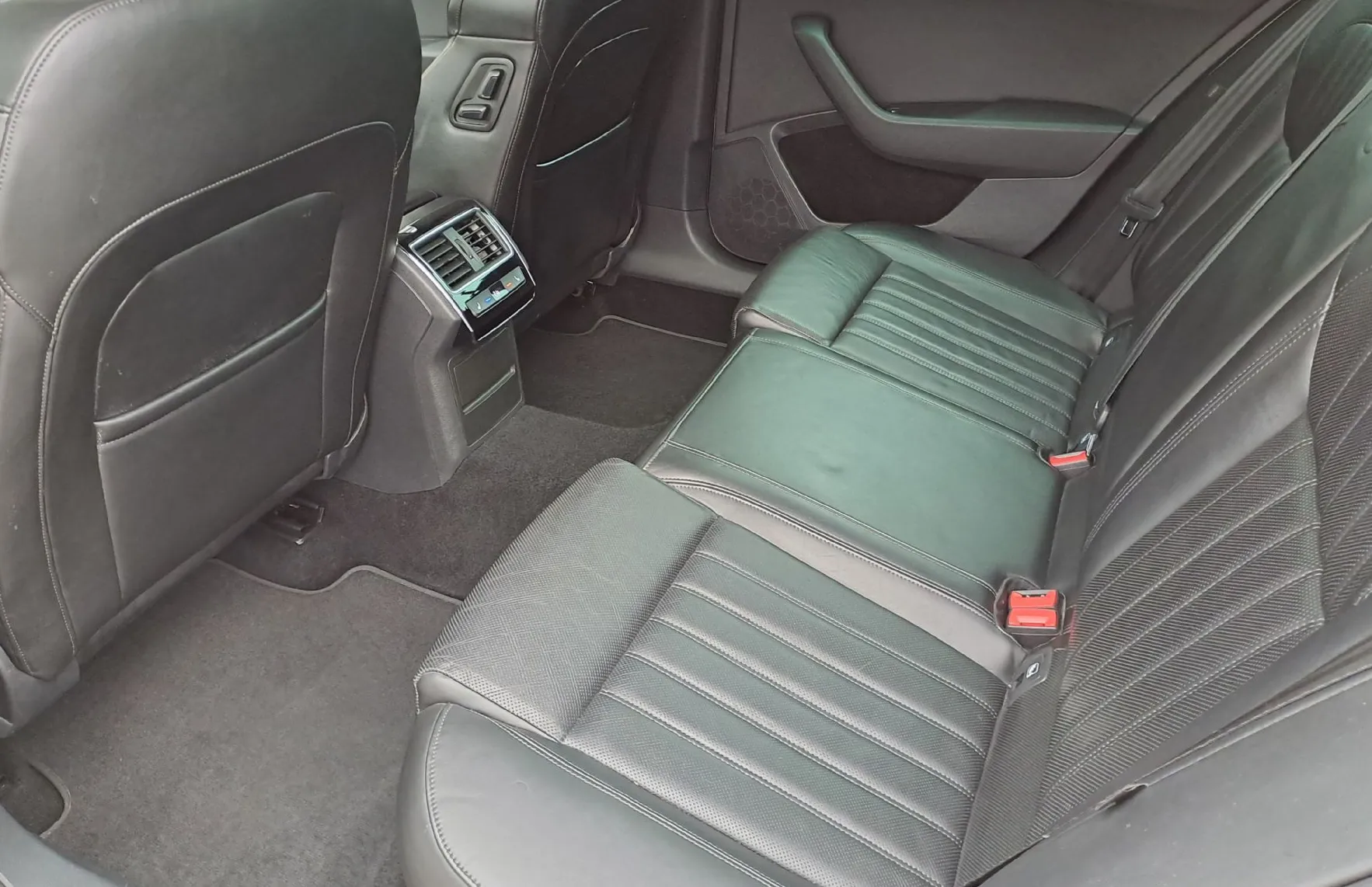 Zunanja slika - Škoda Superb - 2.0 TDI L K Combi 110 kW - 7