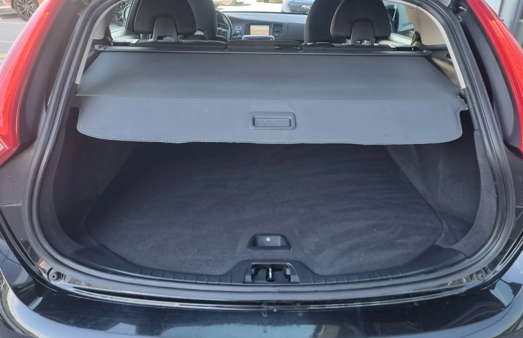 Zunanja slika - Volvo V60 - 2.0 TD - VLEČNA KLJUKA +NAVIGACIJA+PDC+TEMPOMAT... - 13
