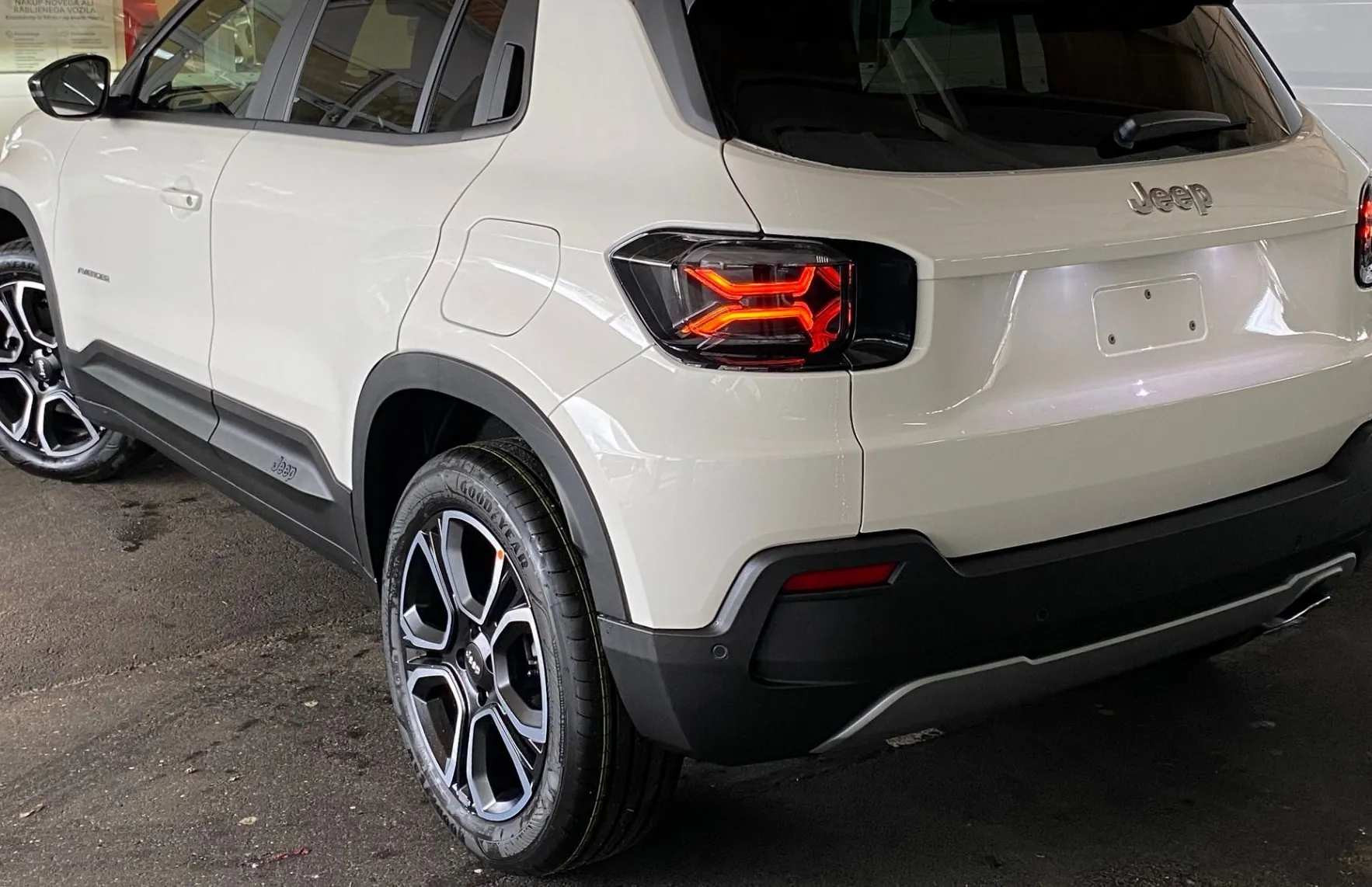 Zunanja slika - Jeep Avenger - Summit 1.2 E-DCT6 MHEV 110 - 3
