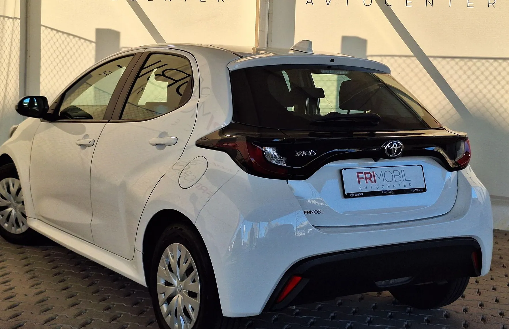 Zunanja slika - Toyota Yaris - 1.0 VVT-i Stella - 4