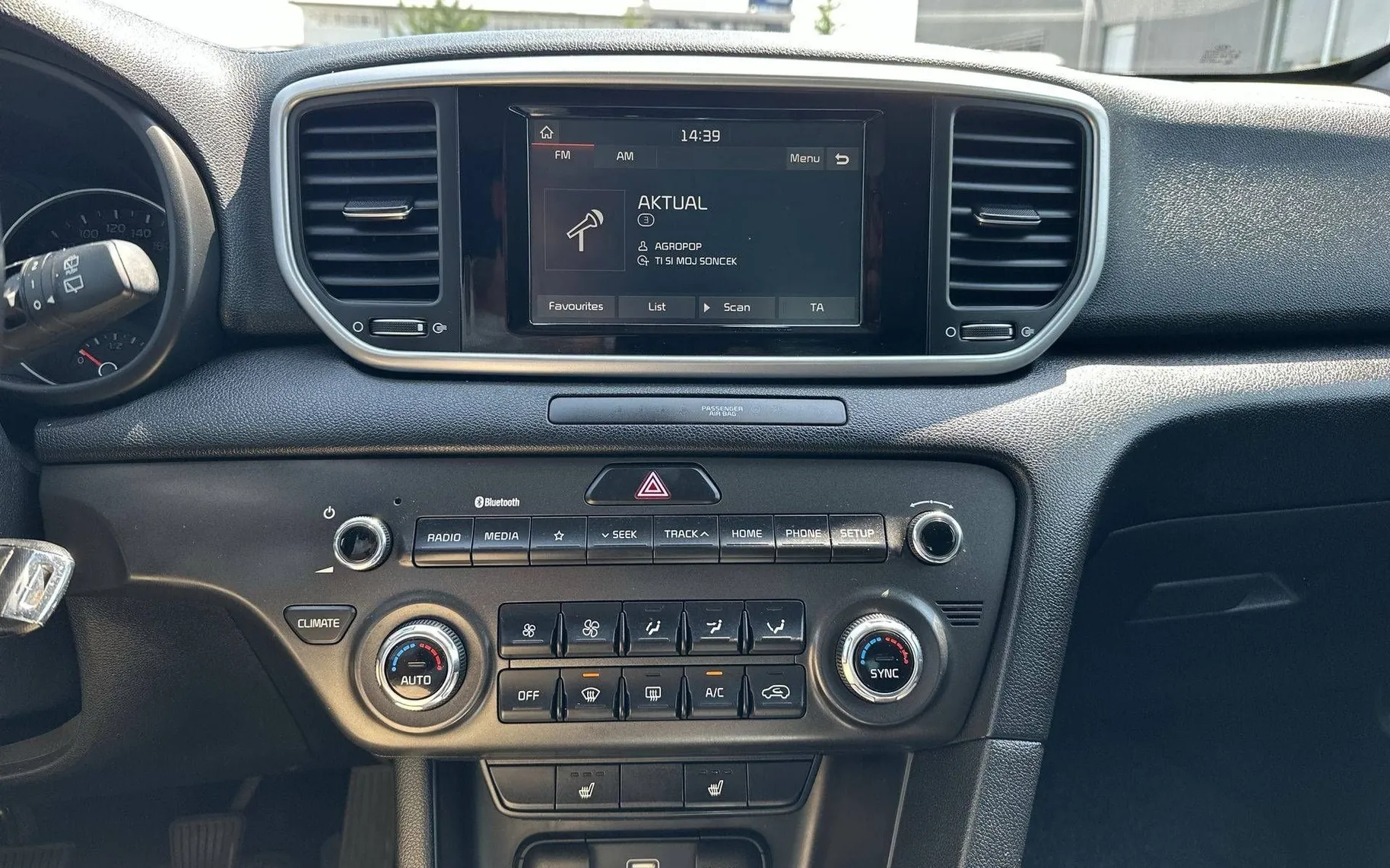 Notranja slika - KIA Sportage - 1.6 CRDI LX Edition ISG - 30