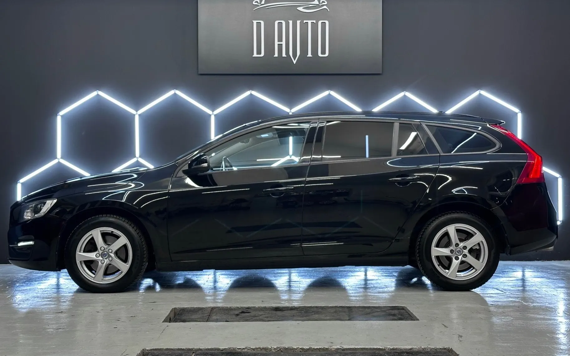Zunanja slika - Volvo V60 - 2.0D KAMERA-NAVI-BIXENON-GRETJE SEDEZEV-PDC - 4