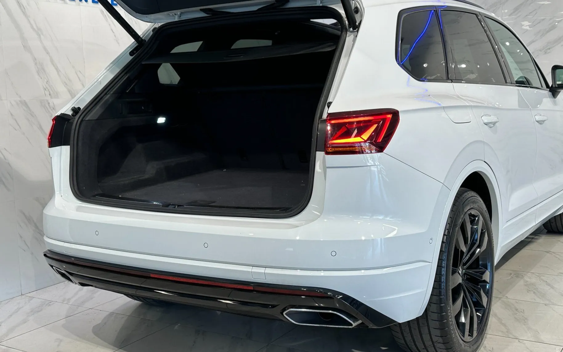 Notranja slika - Volkswagen Touareg - V6 TDI R-Line 4M |Pano|Zračno|NightV|4WS|Hlaj|We.. - 7