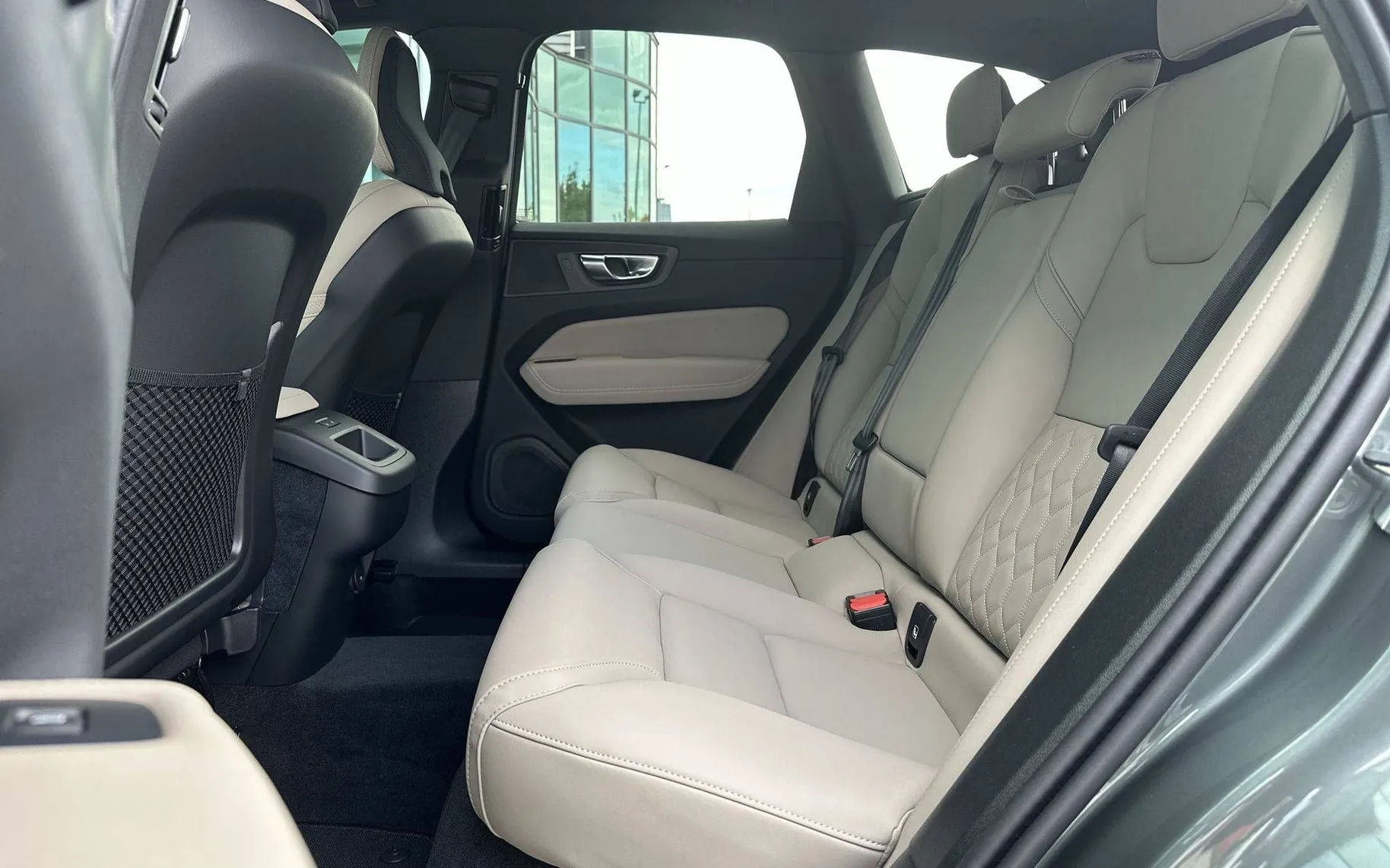 Notranja slika - Volvo XC60 - B5  P  AWD Plus Dark 3 leta garancije + 3 servisi - 11