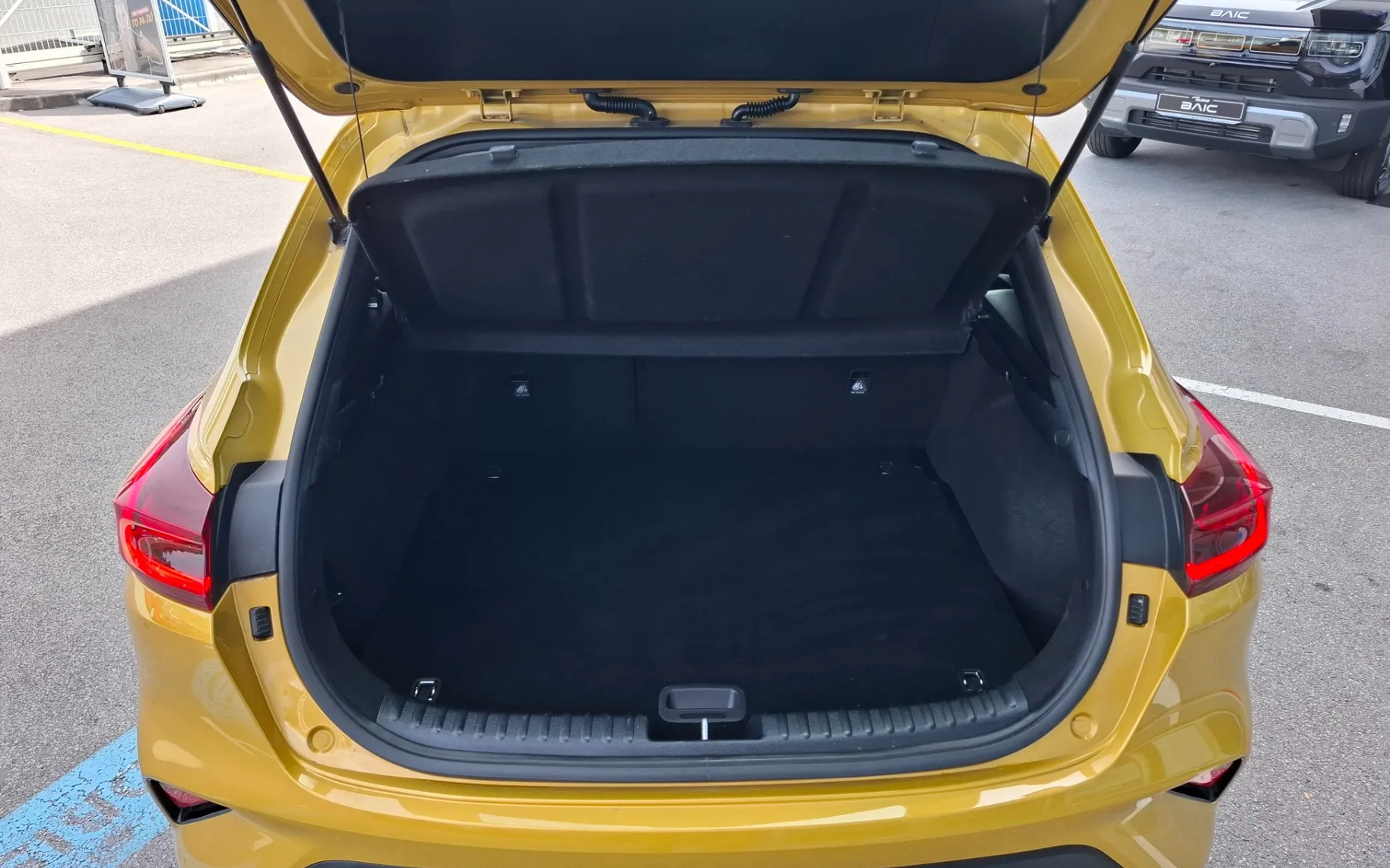 Zunanja slika - KIA XCeed - 1.0 T-GDi - SLOVENSKI - POTRJENA SERVISNA KNJIGA - 13