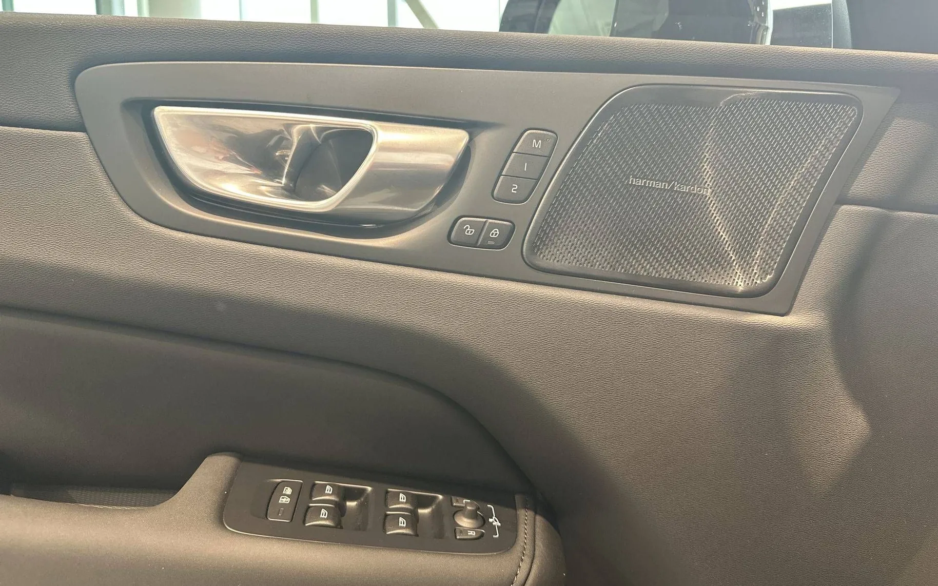 Notranja slika - Volvo XC60 - B5  P  AWD Plus Dark - 28