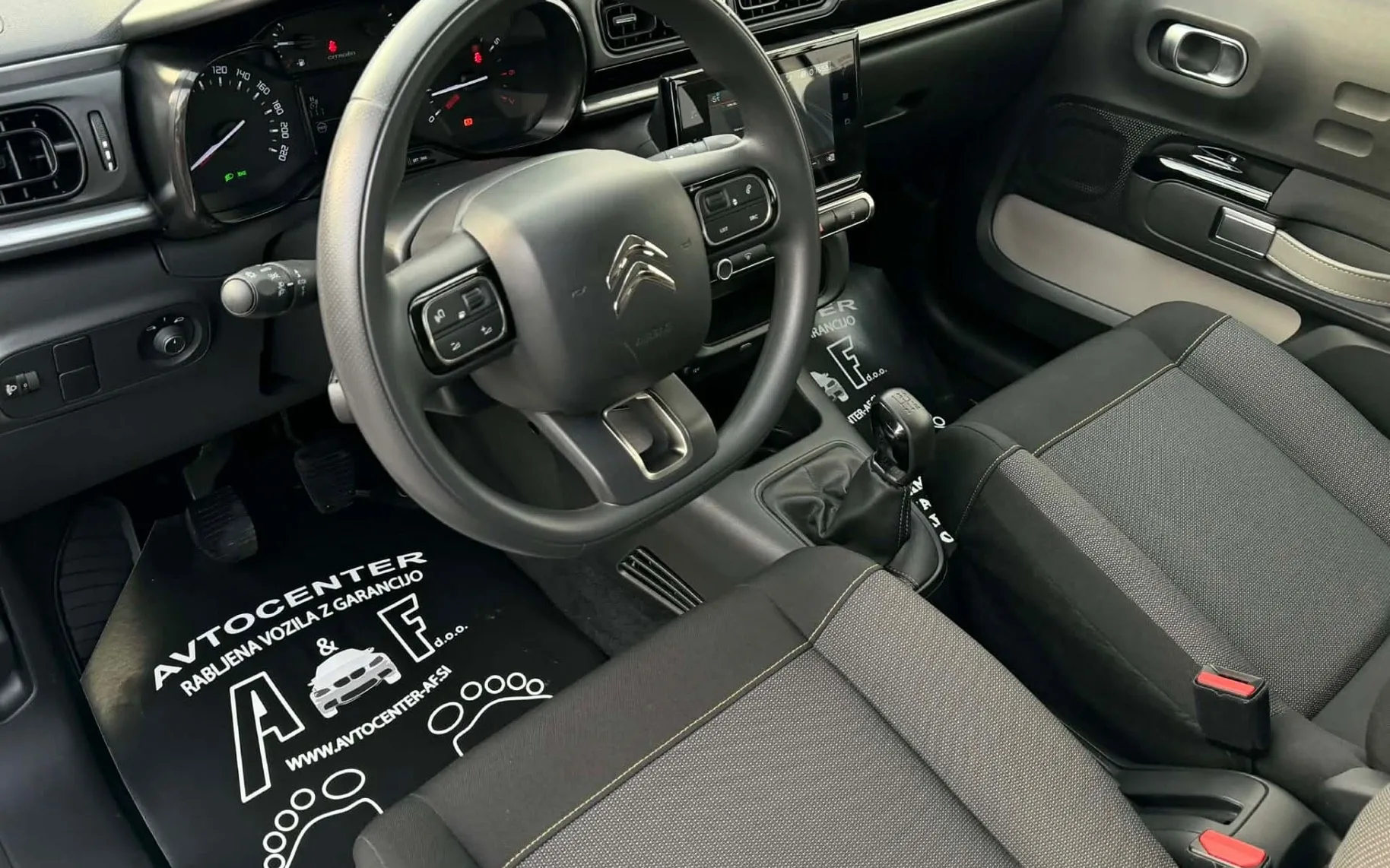Notranja slika - Citroën C3 - 1.2-LED-NAVI-57.000km-TEMPOMAT-ODLIČEN- - 8