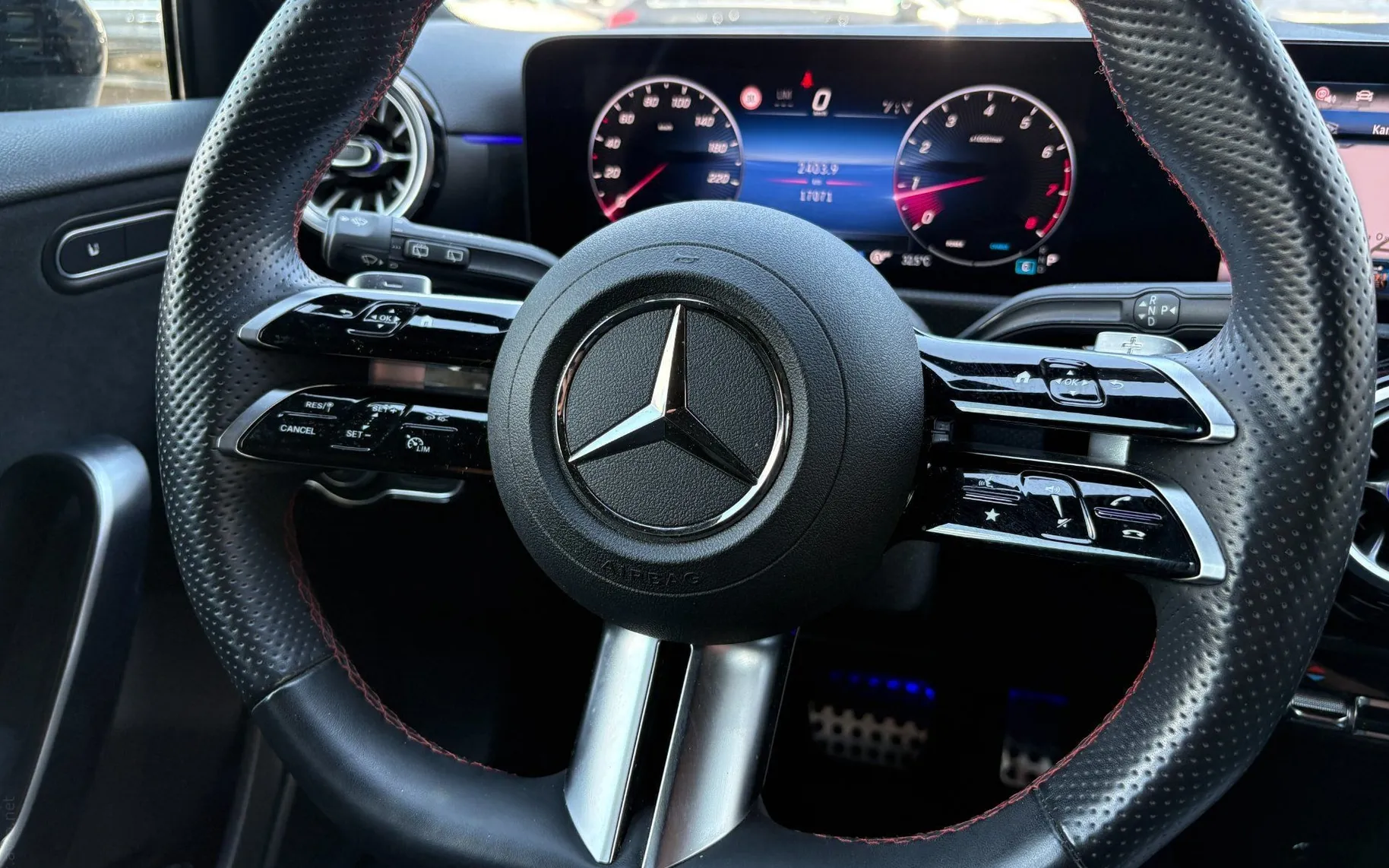 Notranja slika - Mercedes-Benz A-Razred - 180 AMG Line |ACC|Kamera|Gretje|AmbientL|PDC|SLO|. - 7