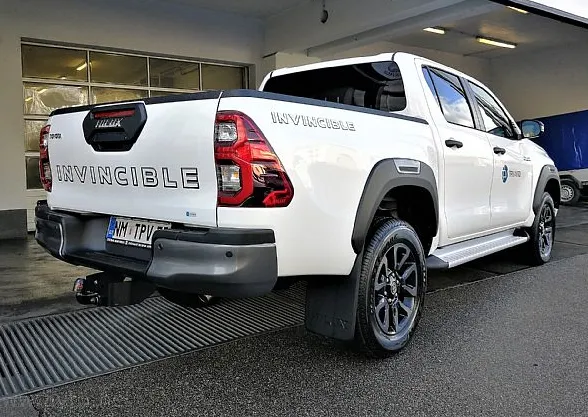 Zunanja slika - Toyota Hilux - 2.8 D-4D 4x4 INVINCIBILE TSS - 5