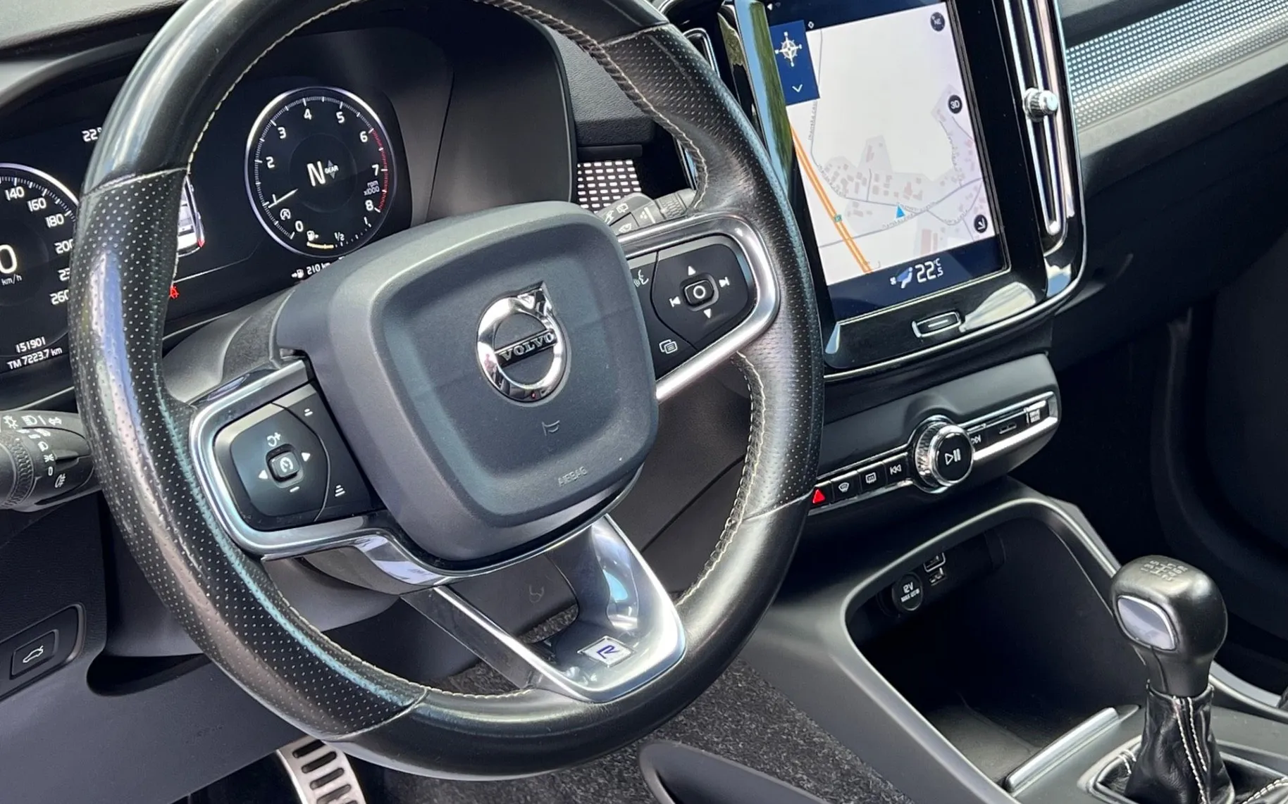 Notranja slika - Volvo XC40 - T3 R-design+ALU+LED+HI-FI+KLJUKA... - 12