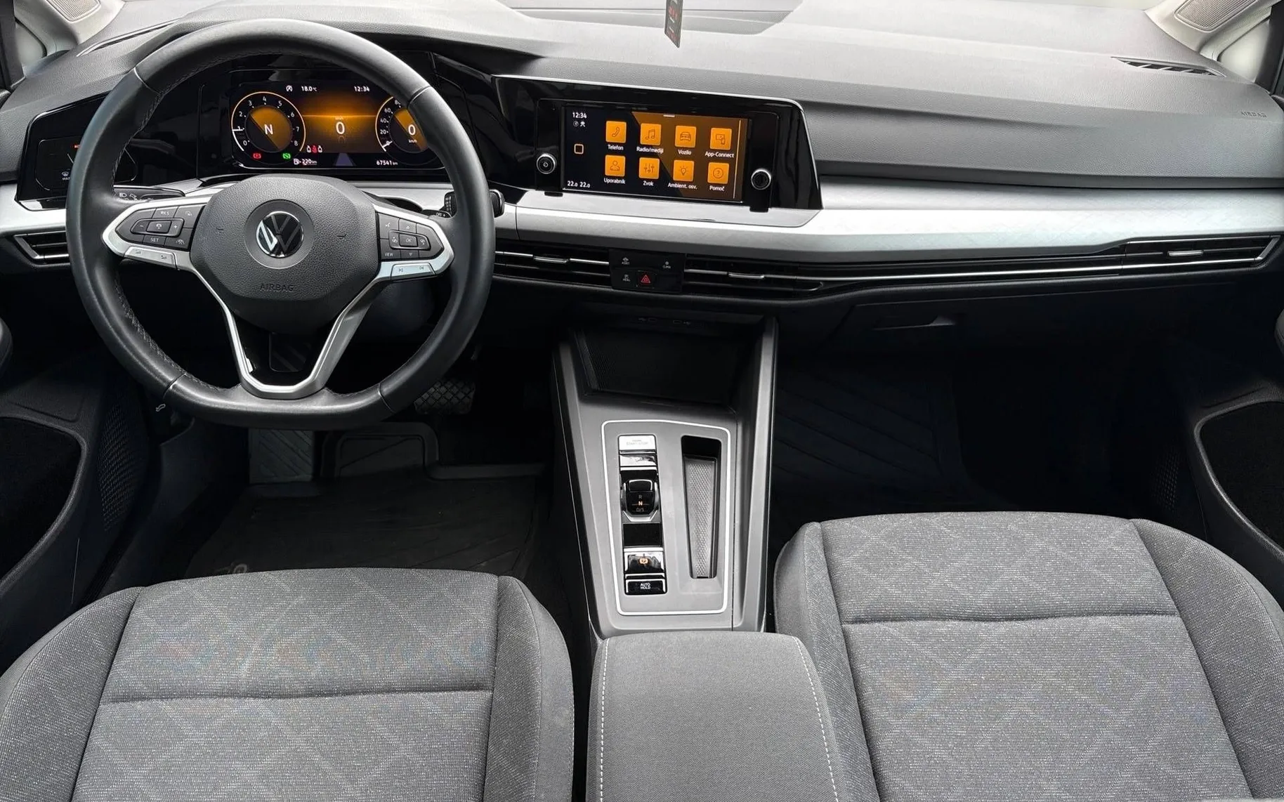 Notranja slika - Volkswagen Golf - Life 1.0 eTSI DSG - 10