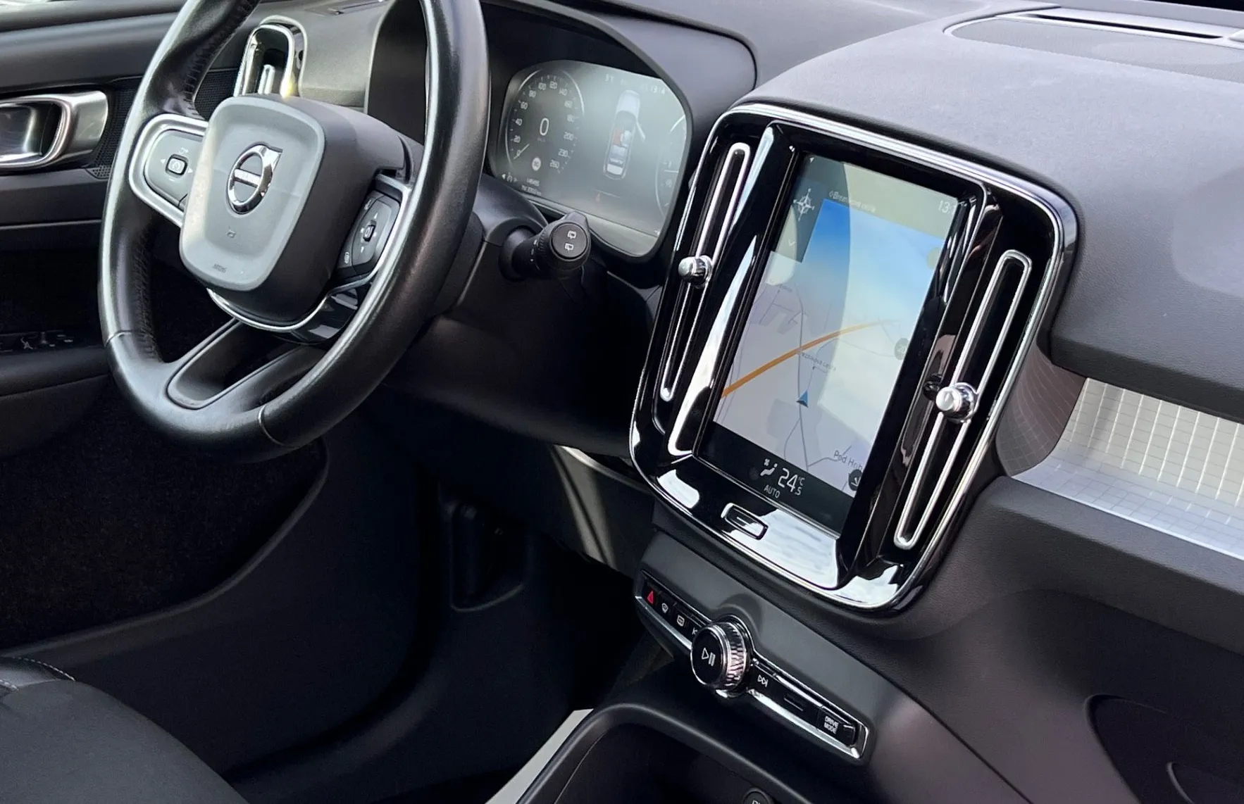 Zunanja slika - Volvo XC40 - D3+LED+NAVI+KAMERA+ALU+KEYLESS GO+AUTO HOLD - 16