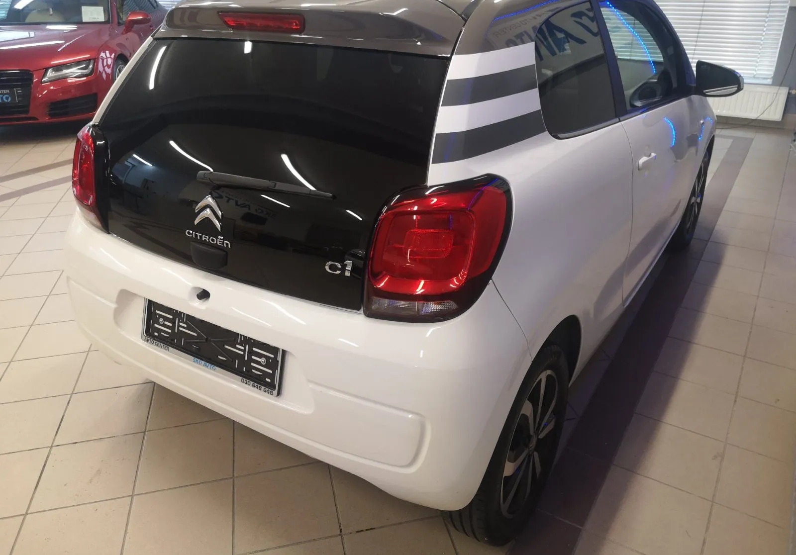 Notranja slika - Citroën C1 - Attraction 1.0i TEMPOMAT-KAMERA-LED LUČI-43000KM.. - 10