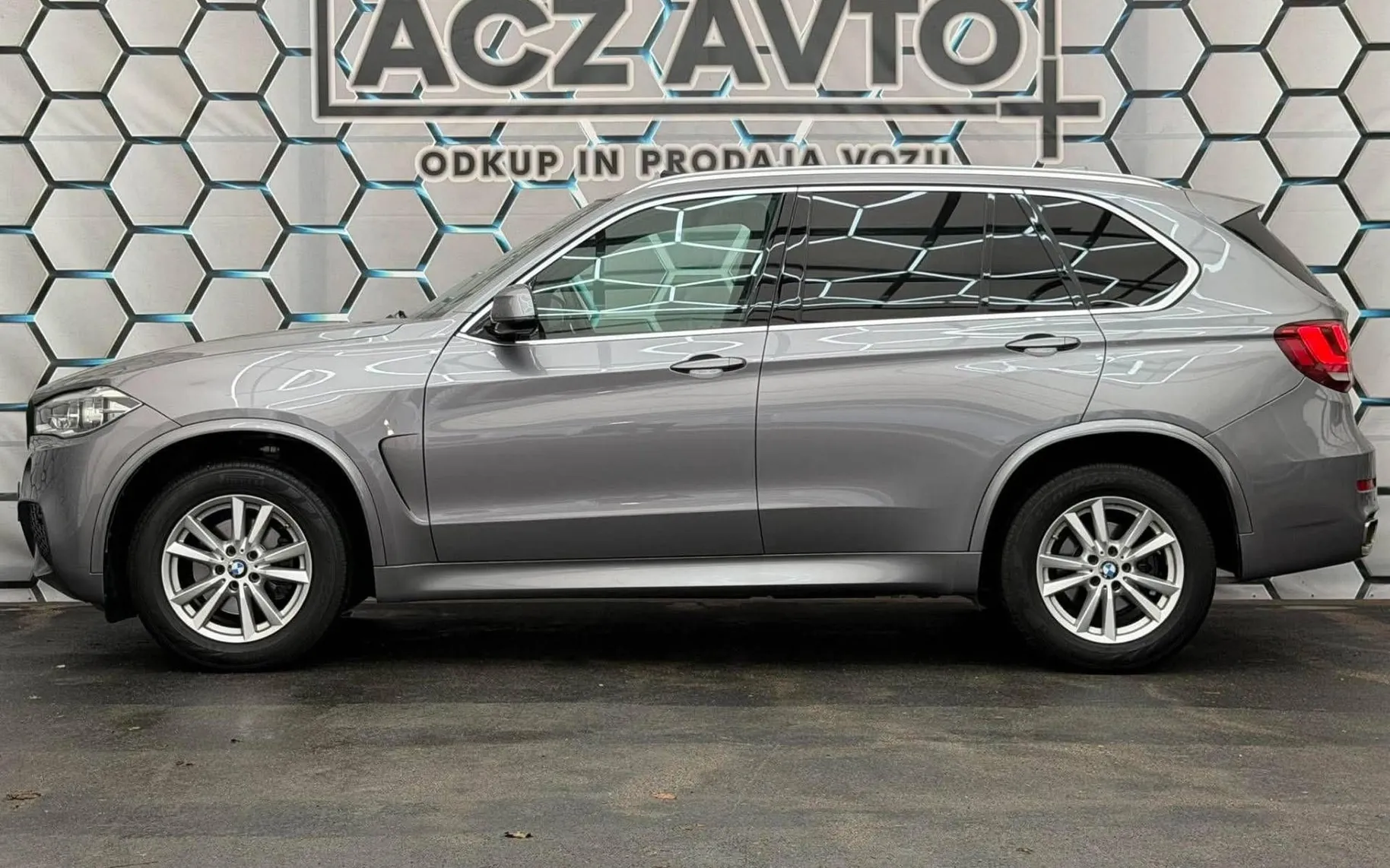 Notranja slika - BMW serija X5: - 3.0XD•AUT•M PAKET•PANO•FUL LED•MRTVI KOTI•KAMERA• - 7