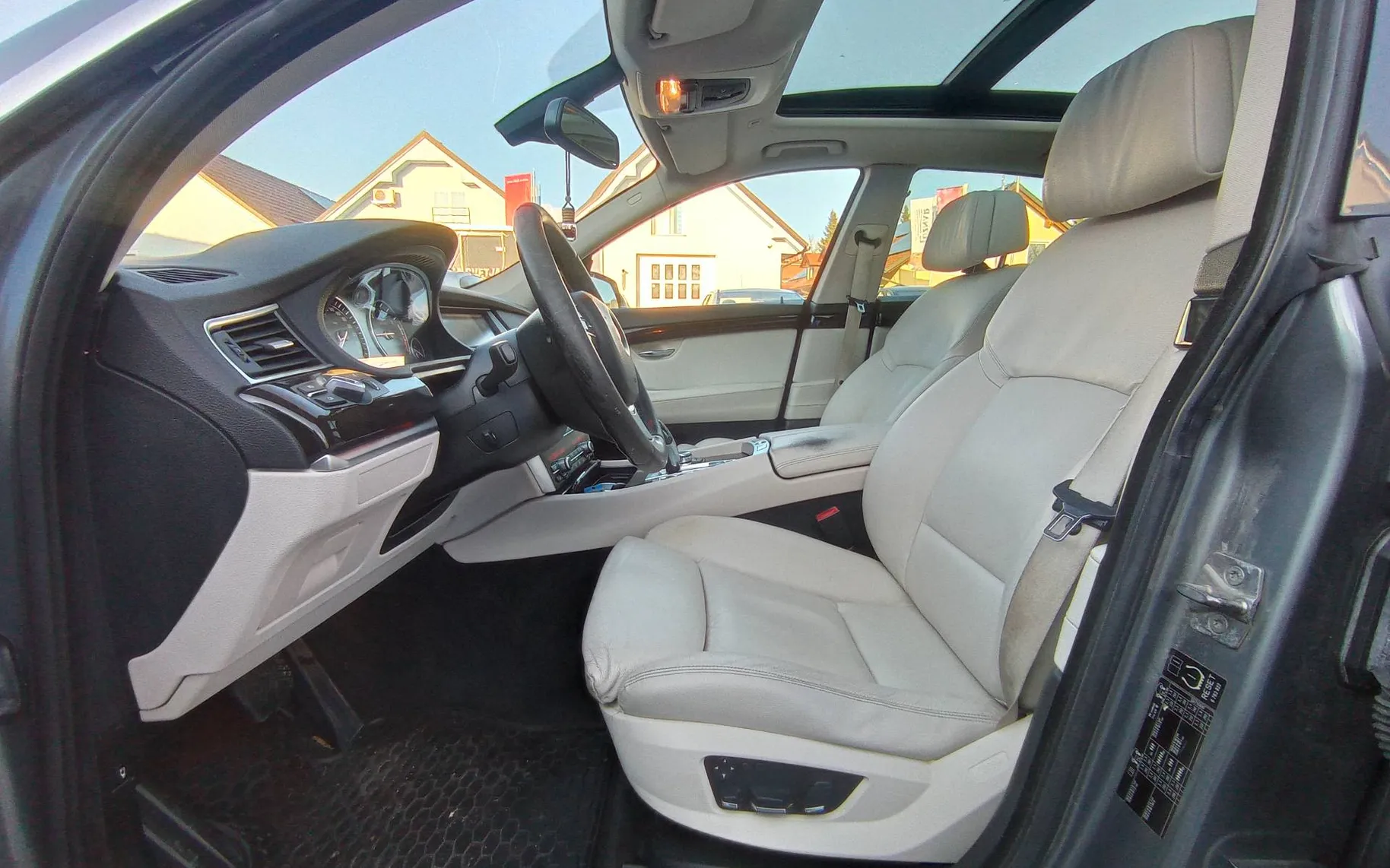 Zunanja slika - BMW Serija 5 - 530d PANORAMA.KAMERA.VSA MOŽNA OPREMA - 9