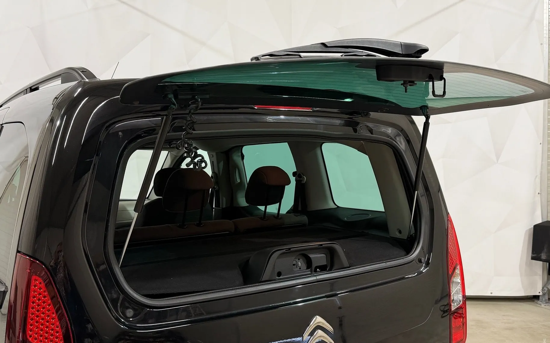 Notranja slika - Citroën Berlingo - 1.6 HDI-2X-DRSNA VRATA-TEMPOMAT-L9D-PDC-SERVISNA - 9