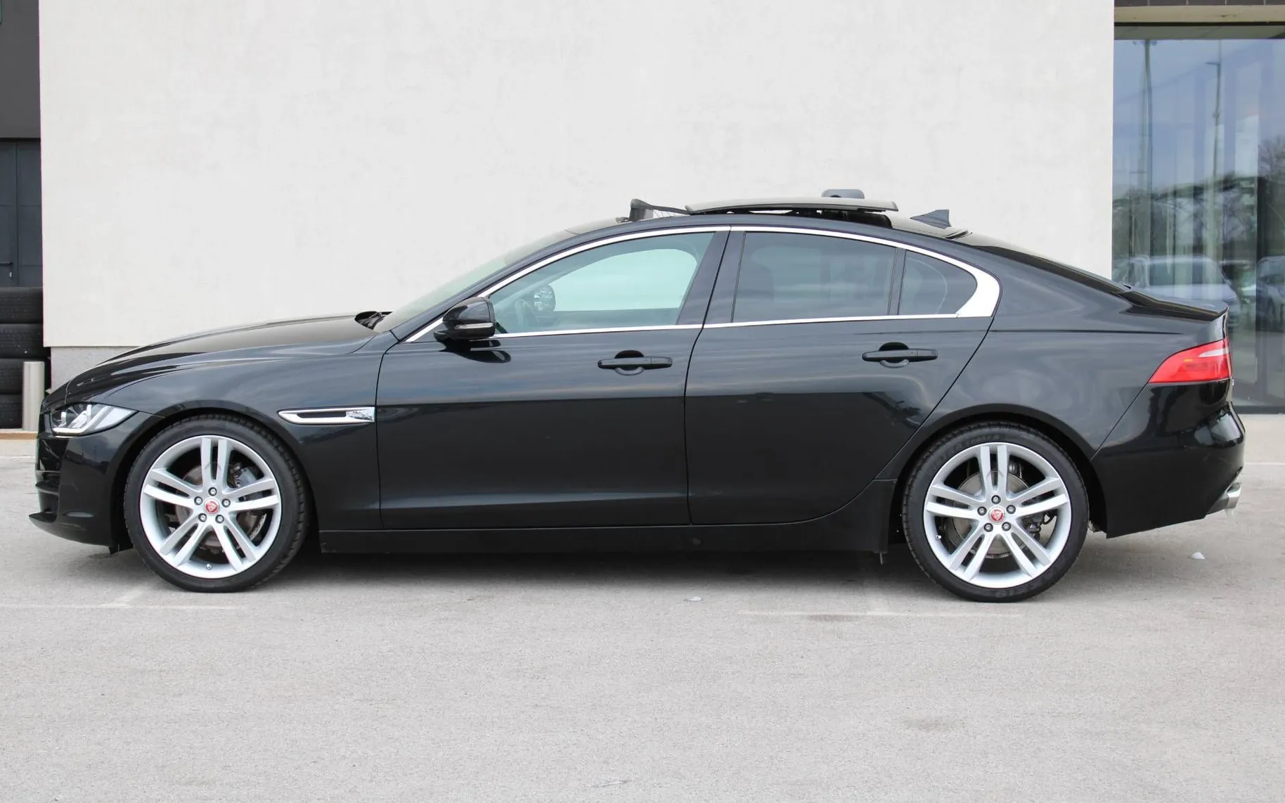 Zunanja slika - Jaguar XE - 2.0D 180PS R-Sport AUT PANO AKT TEMPO GRET SED - 4