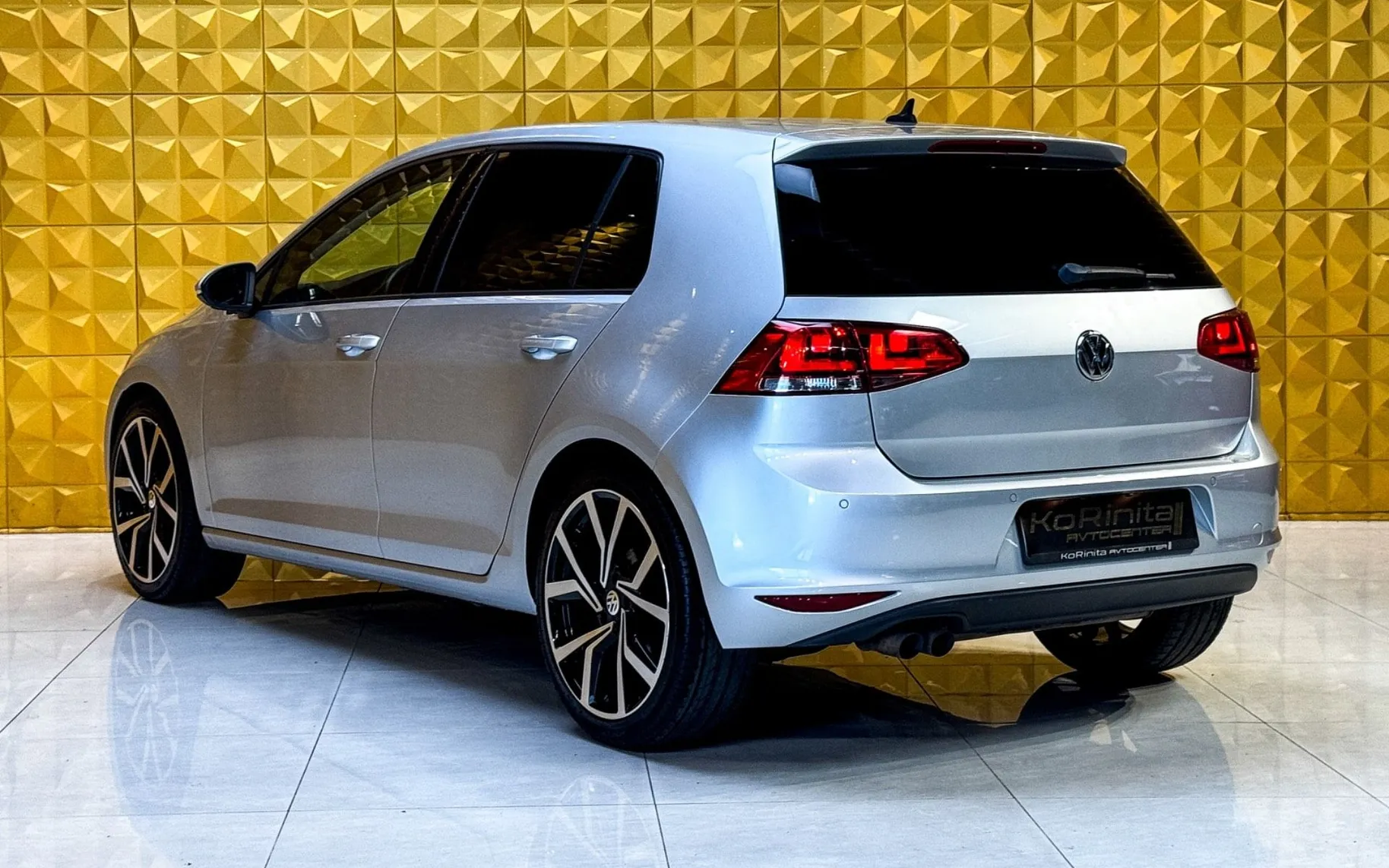 Notranja slika - Volkswagen Golf - 2.0 TDI  AUT. GRETJE-NAVI-BI XENON-F1-ALCANTARA - 9