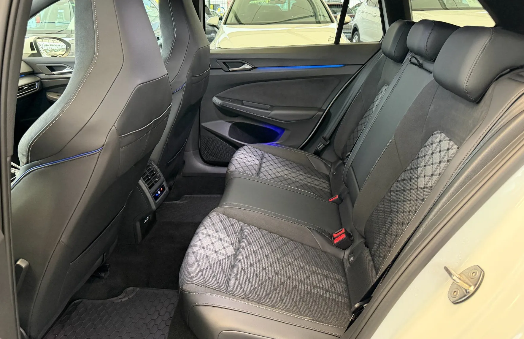 Zunanja slika - Volkswagen Golf - Variant R-Line 1.5 eTSI DSG SLO 1.Lastnik-GARANCIJA-MATRIX - 11
