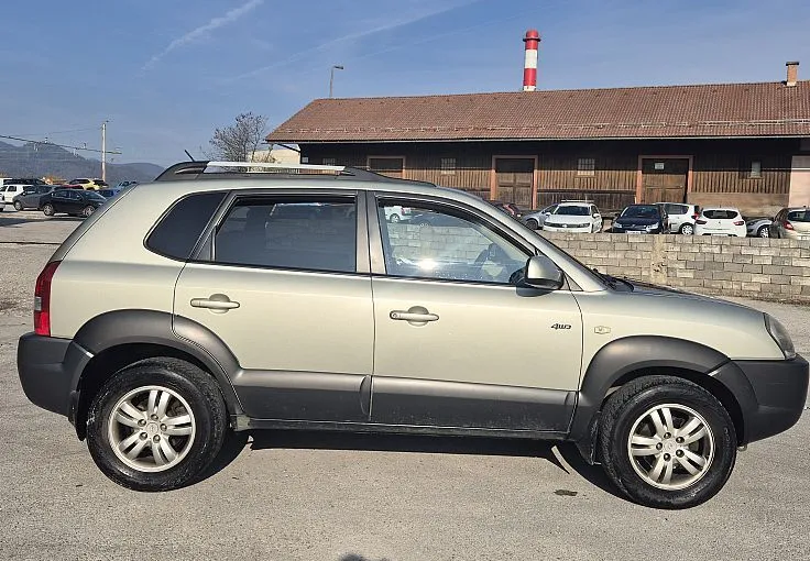 Zunanja slika - Hyundai Tucson - 2.0 + 4x4 + vzdrževan +kljuka + BREZ POLOGA - 4