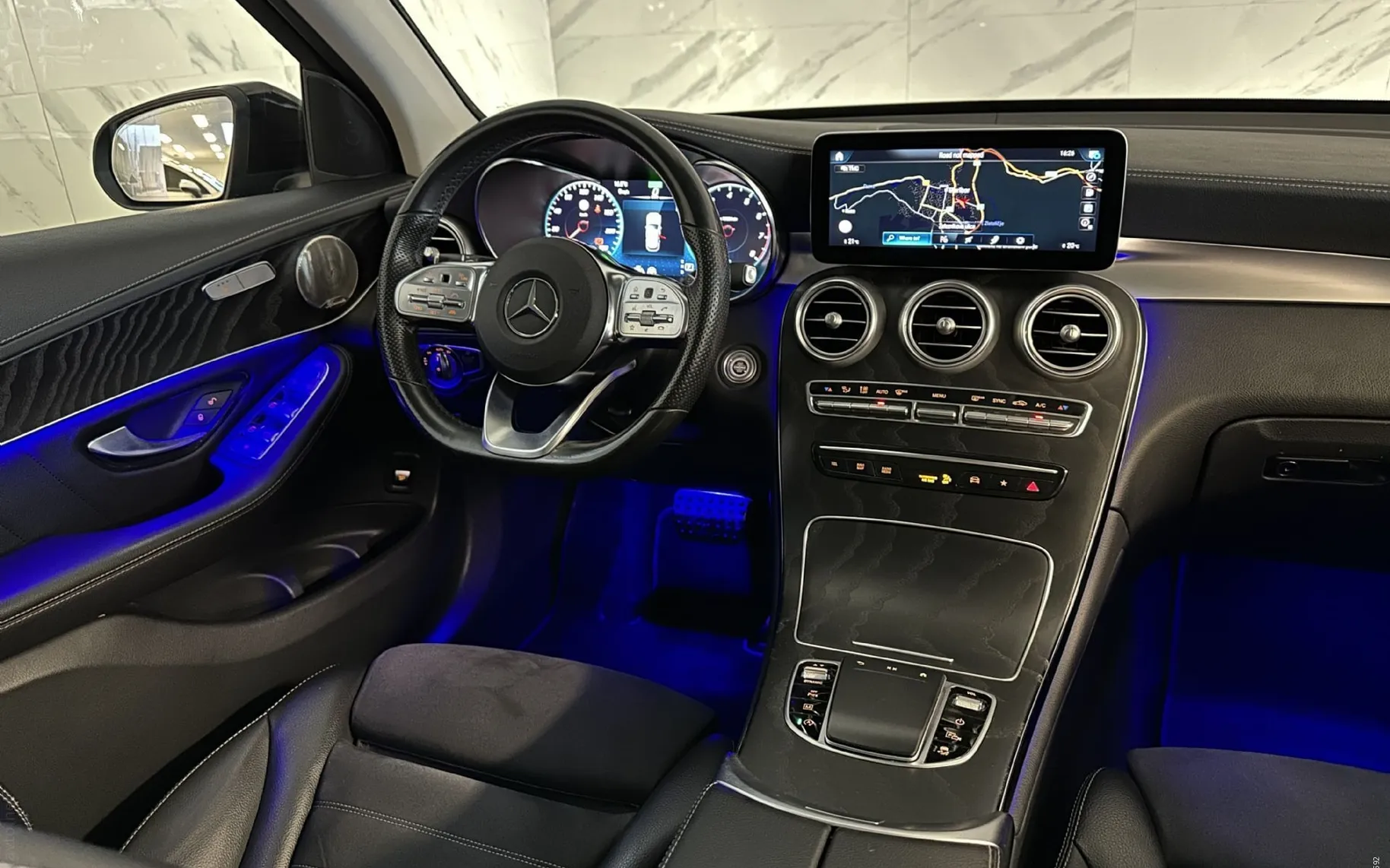 Notranja slika - Mercedes-Benz GLC-Razred - 300 4Matic |AMG|Pano|ACC|360K|Burmester|Kljuka|... - 10