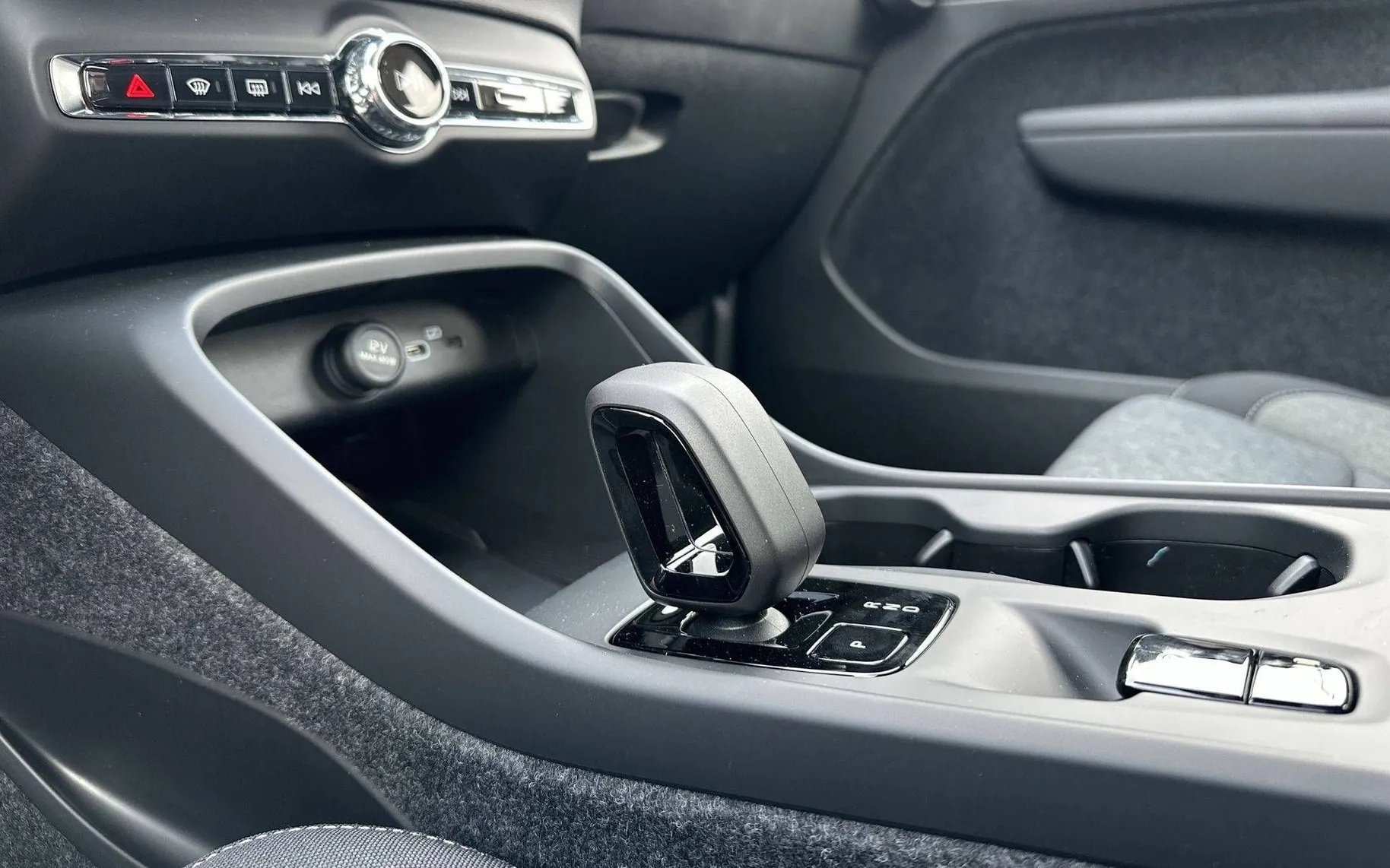 Notranja slika - Volvo XC40 - B3 P Core Avt - 19