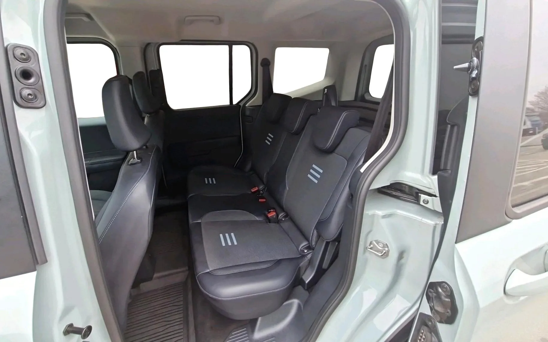 Notranja slika - Ford Tourneo Courier - ACTIVE 1.0ECOBOOST-SLO-RADAR-ZIM.PAKET-KAMERA-BLI - 7