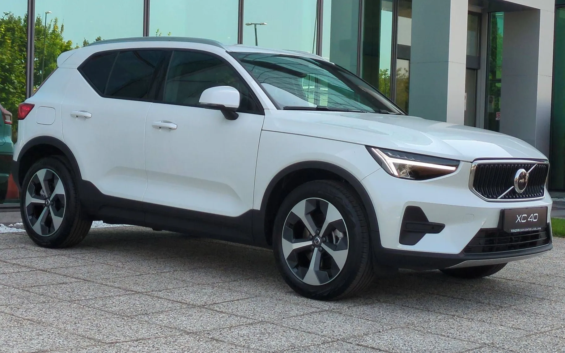 Zunanja slika - Volvo XC40 - B3 P Core AT DCT 3 leta garancije + 3 servisi... - 3