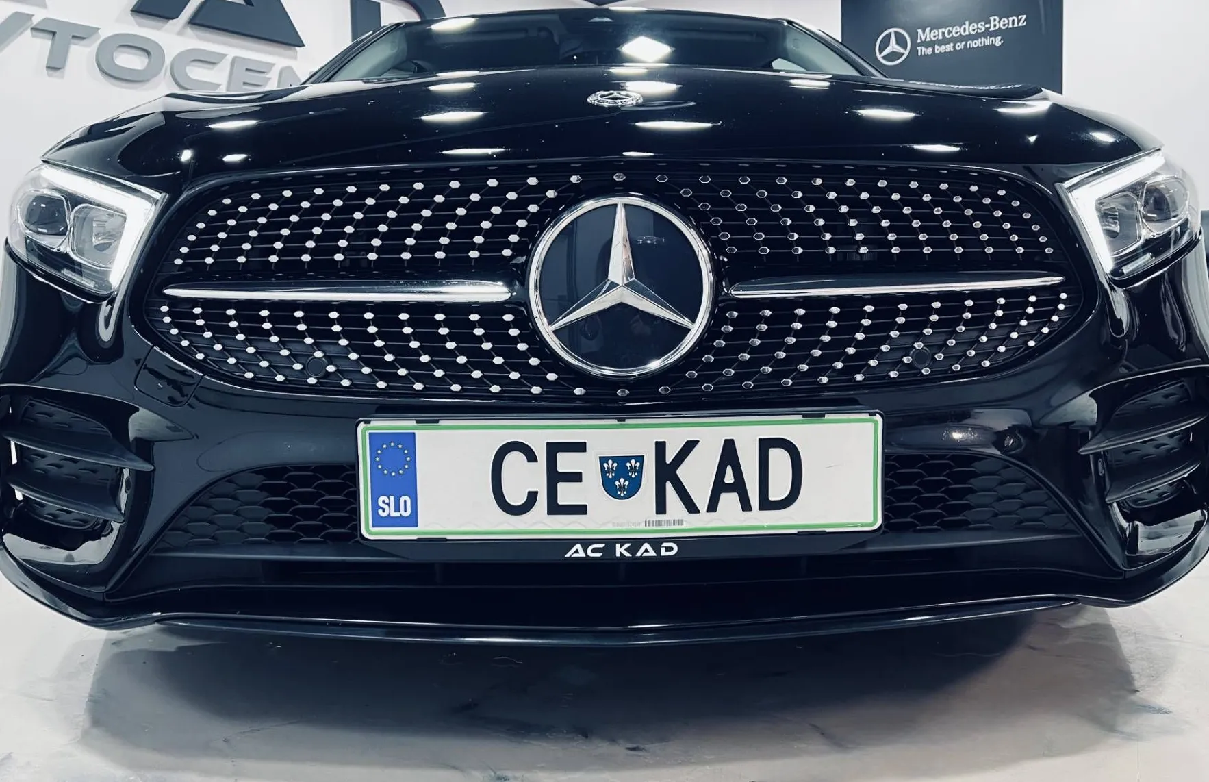 Zunanja slika - Mercedes-Benz A-Razred - A 180 AMG NAVI-GRETJE-LED-PDC-ACC... - 2