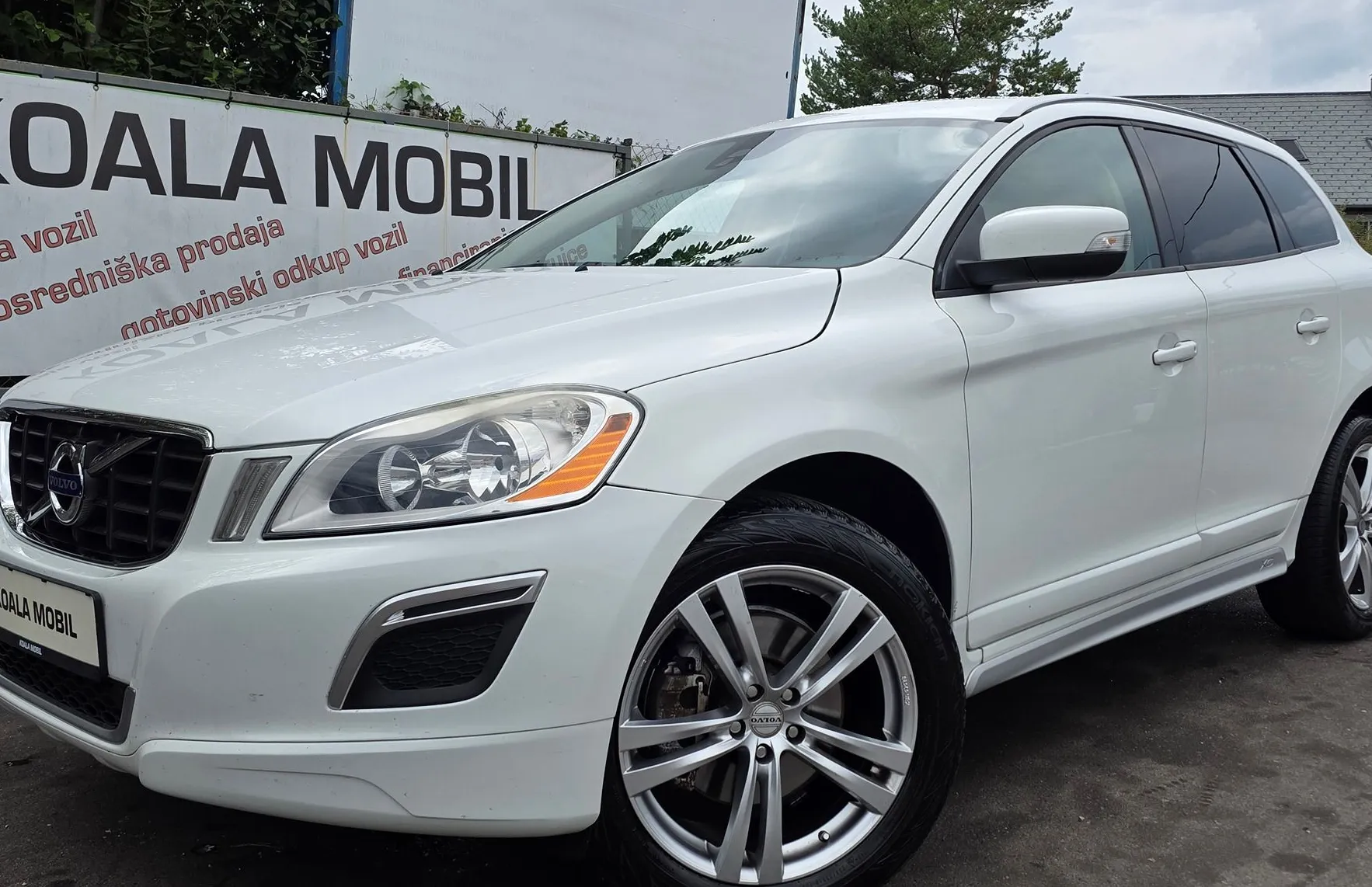 Zunanja slika - Volvo XC60 - FWD D4 MOMENTUM AVTOMATIK-ALU PLATIŠČA-KLIMA-NAVI - 19