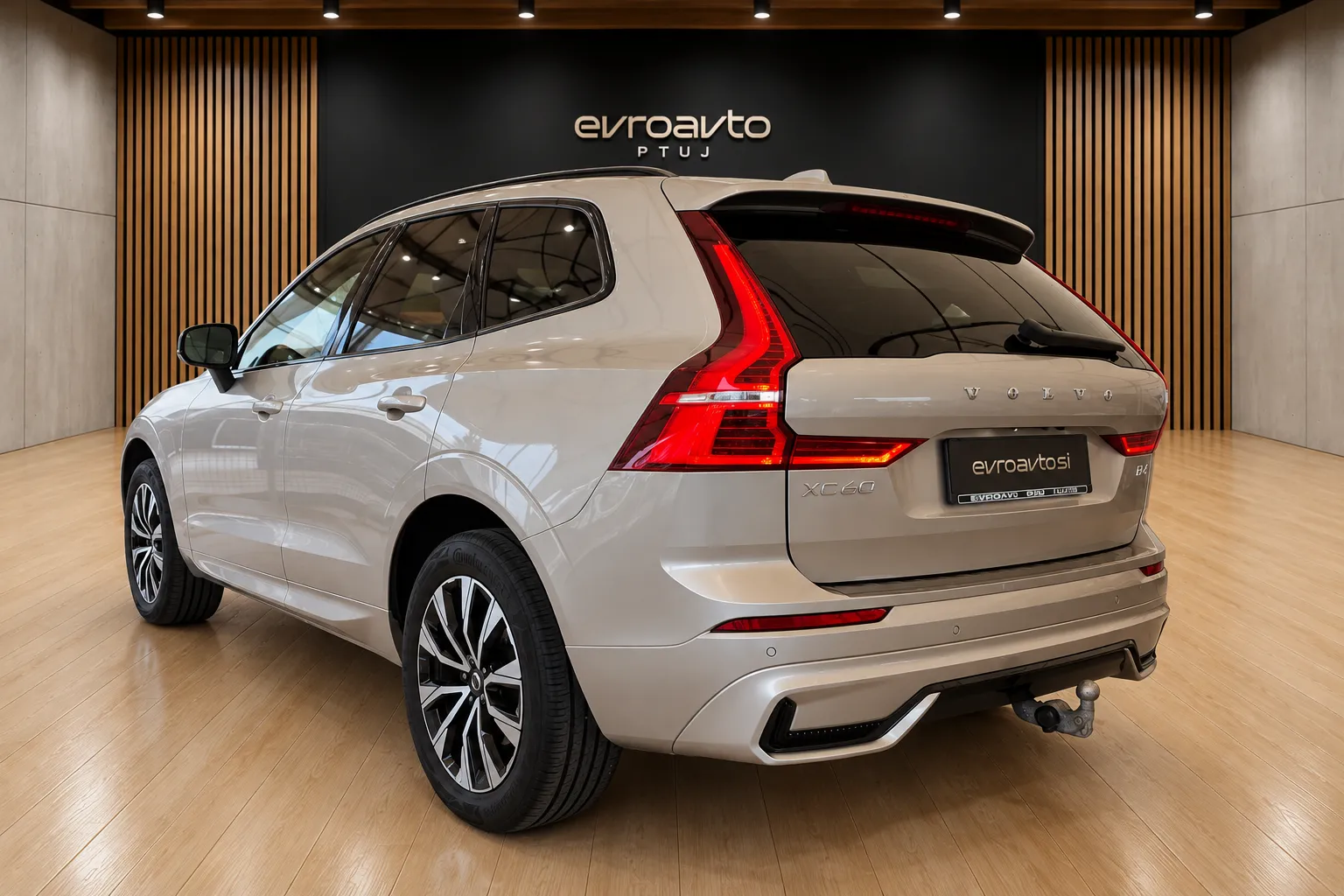 Notranja slika - Volvo XC60 - B4D AWD Plus Dark Avt.1. lastnik. SLO poreklo - 7