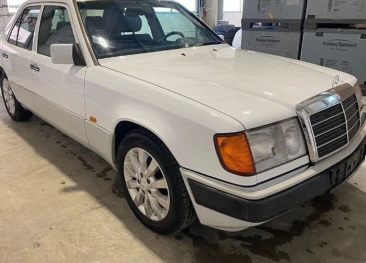 Zunanja slika - Mercedes-Benz E-Razred - 230 BREZ RJE - KLIMATRONIC - ALU - VRHUNSKO STANJE - 3